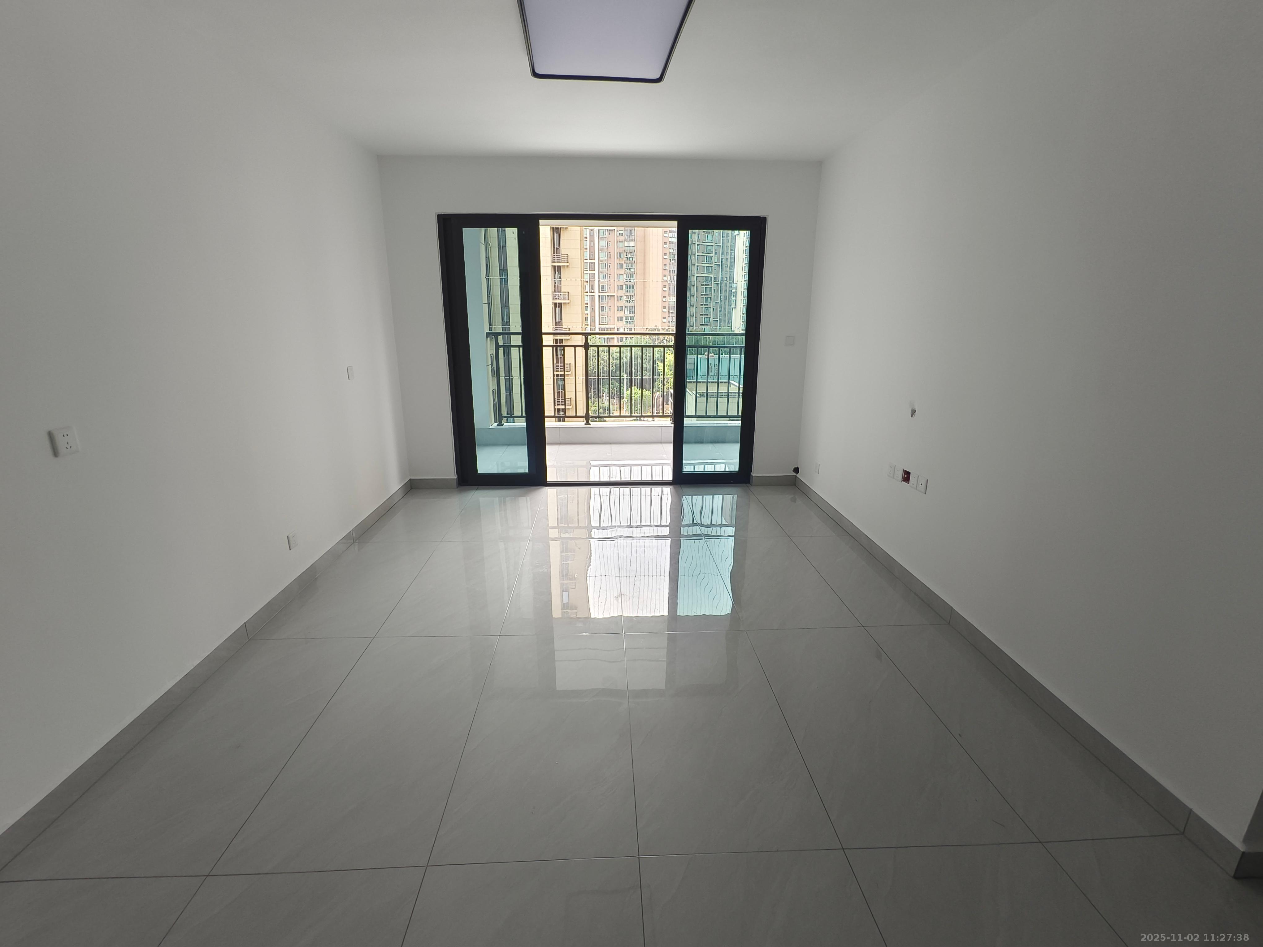 保利大都汇四期  3室2厅2卫    4000.0元/月