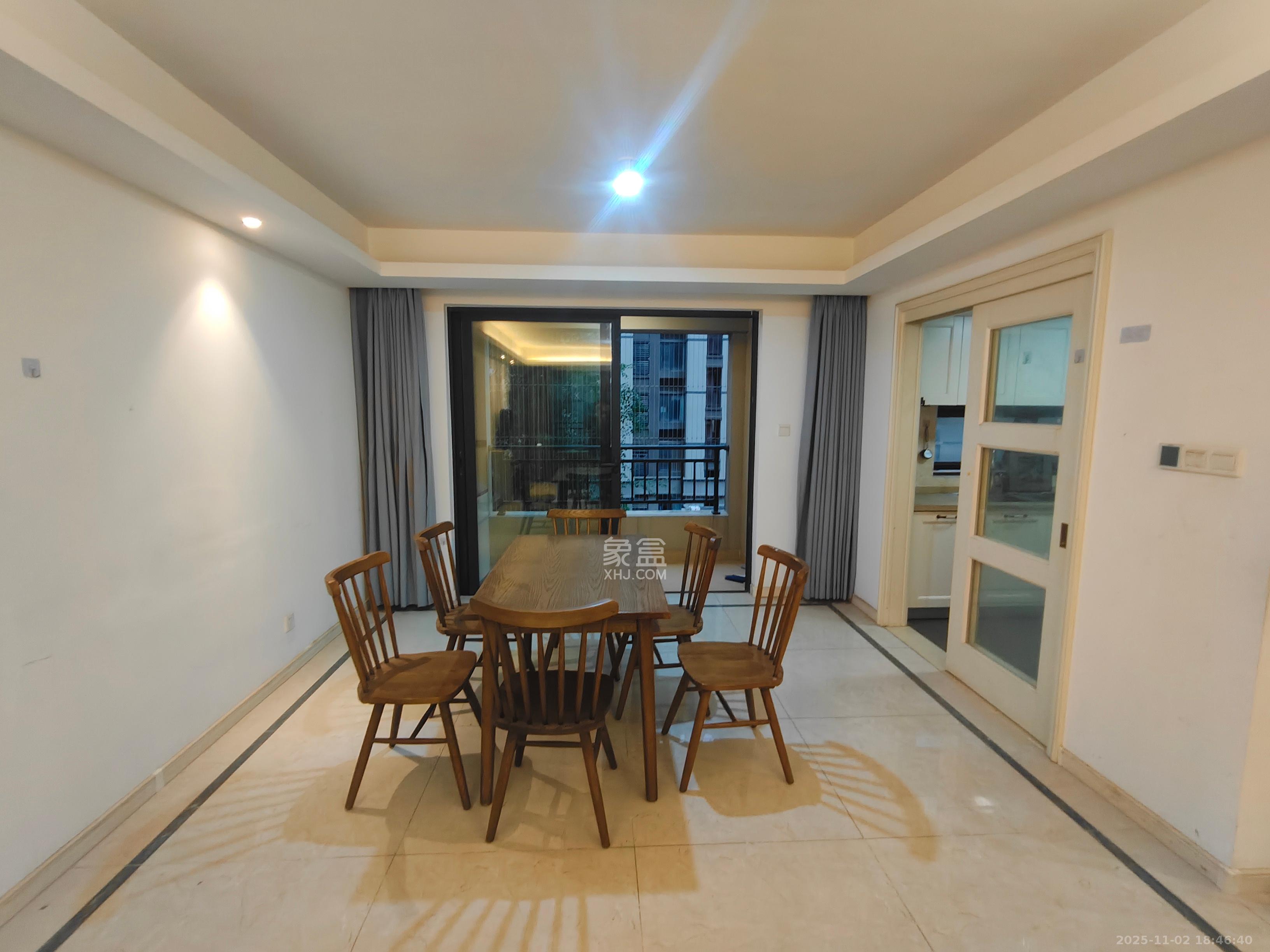 万科魅力之城锋镜里  4室2厅2卫    3500.0元/月室内图