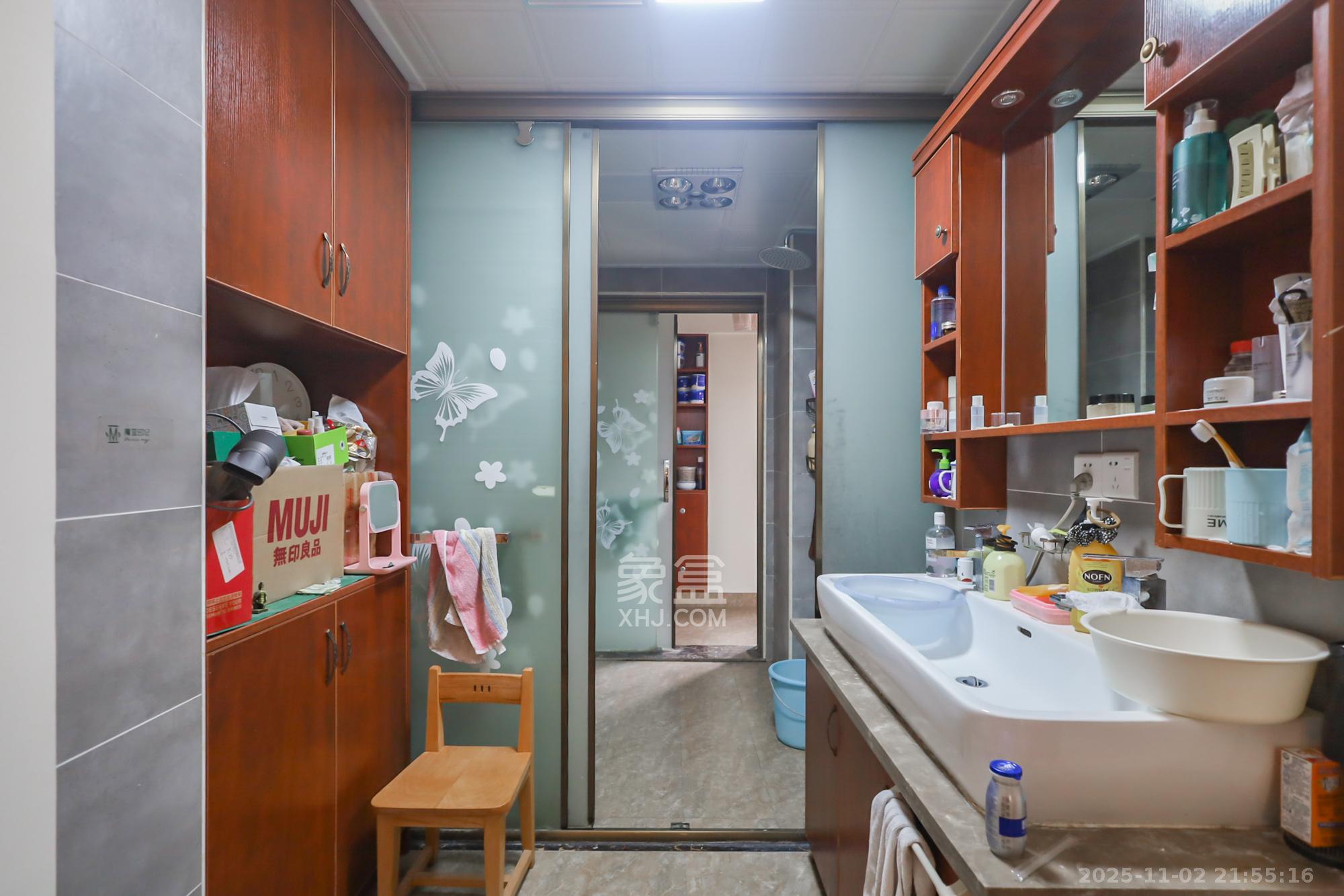 世茂铂翠湾二期  4室2厅2卫    218.0万卫生间