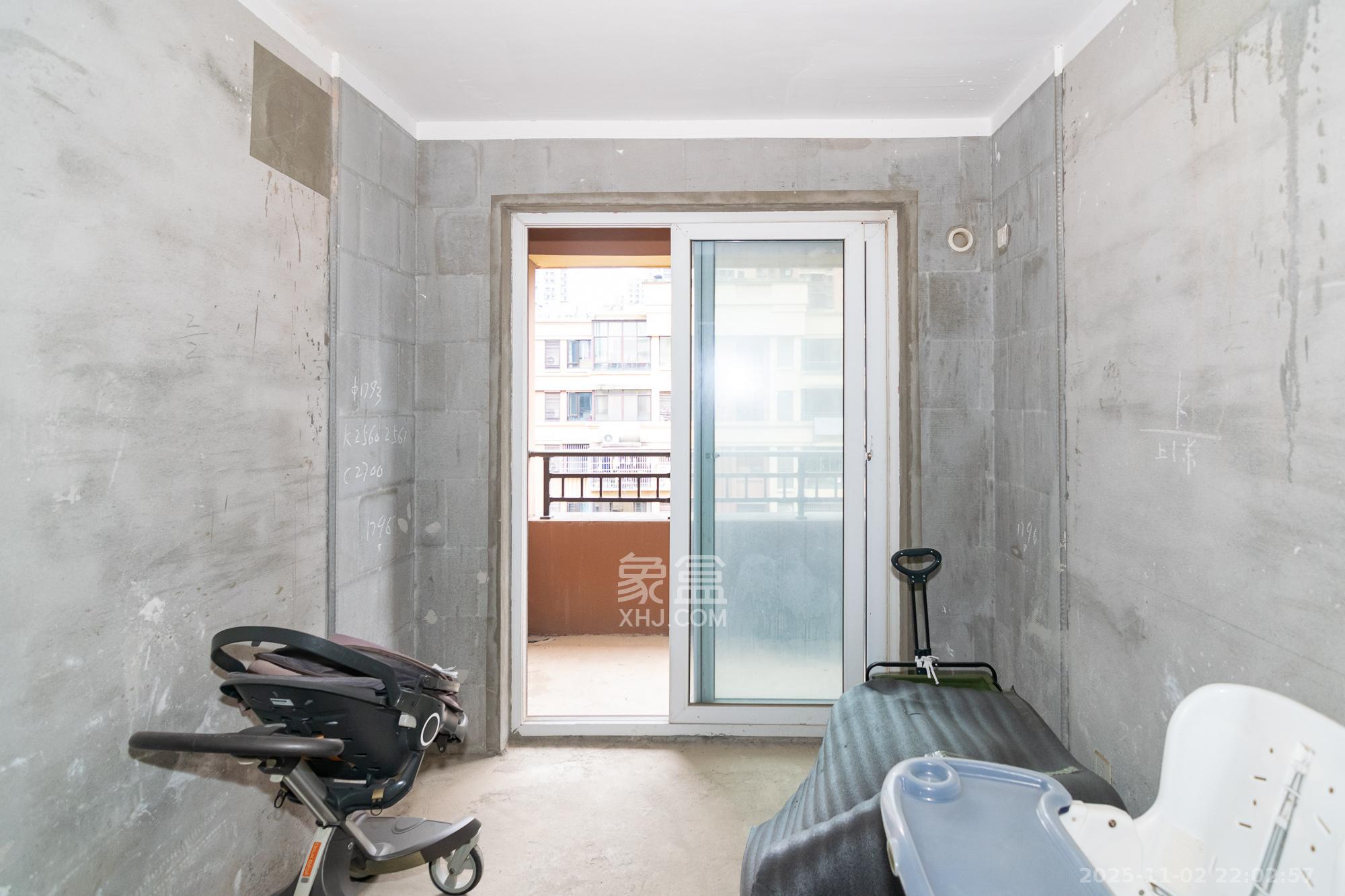 新城国际花都 5室2厅3卫 88.8万 新城国际花都 5室2厅3卫 88.8万卧室