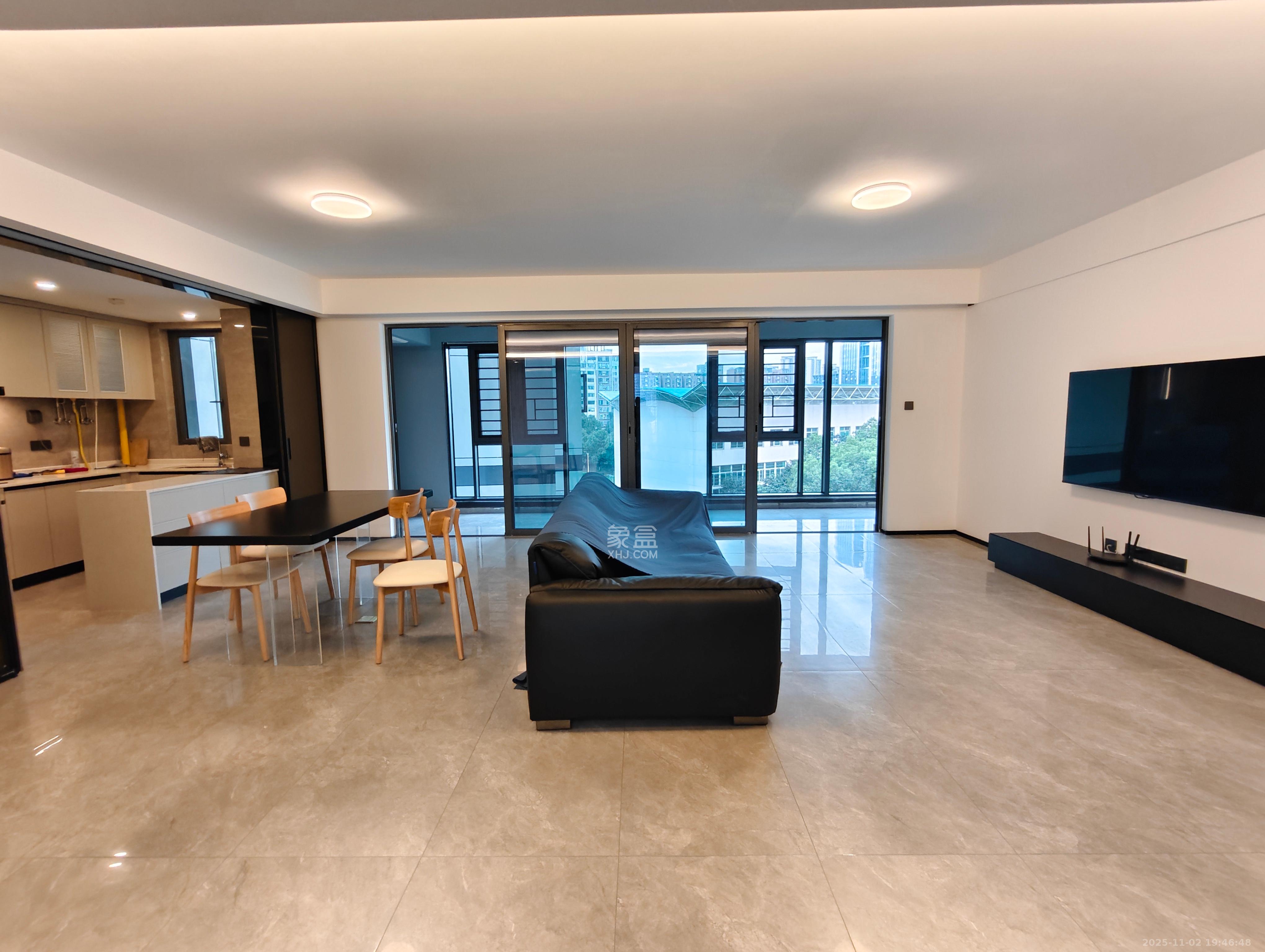 轨道万科悦府  4室2厅2卫    4700.0元/月