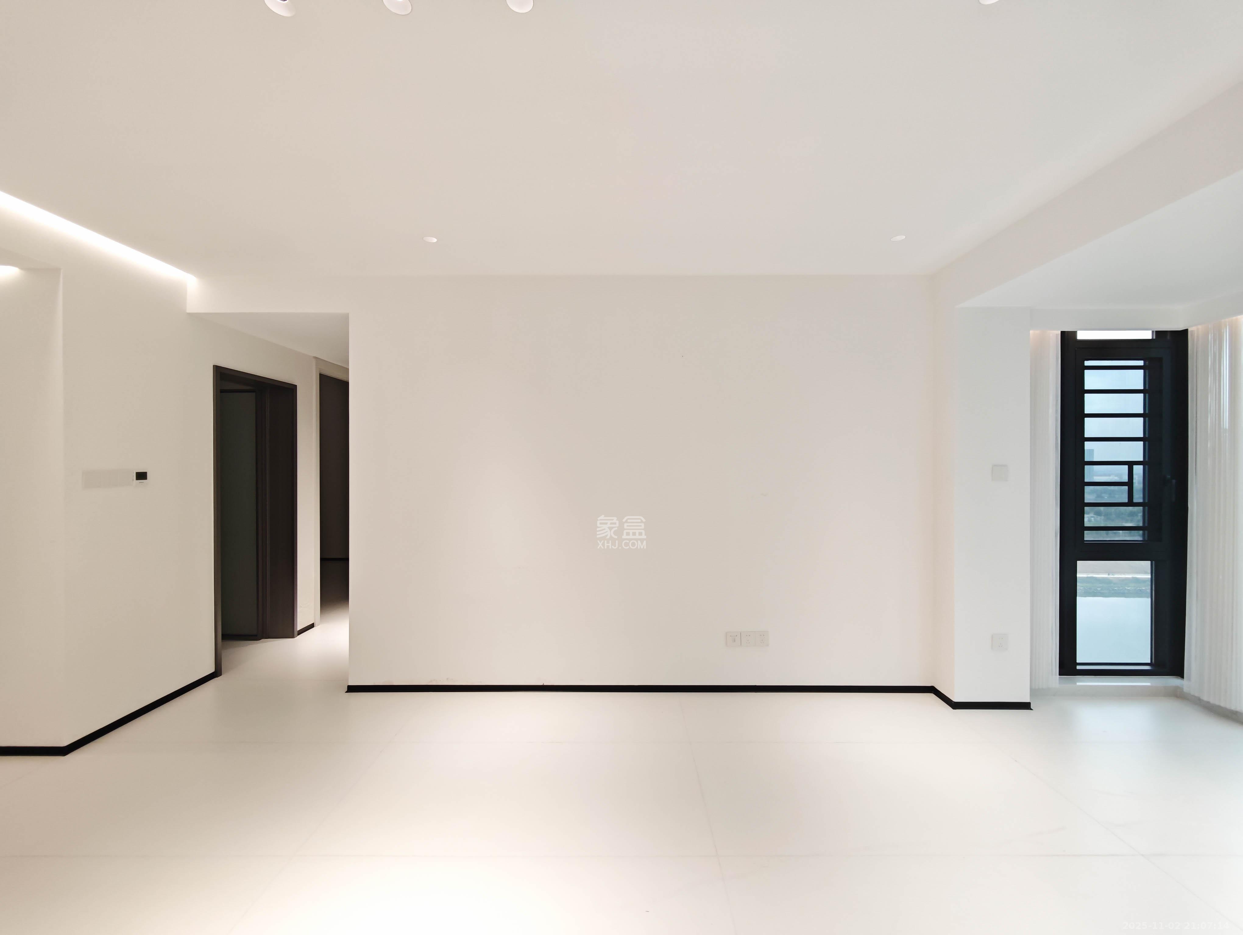 伊景园滨河苑  1室0厅0卫    105.0万客厅