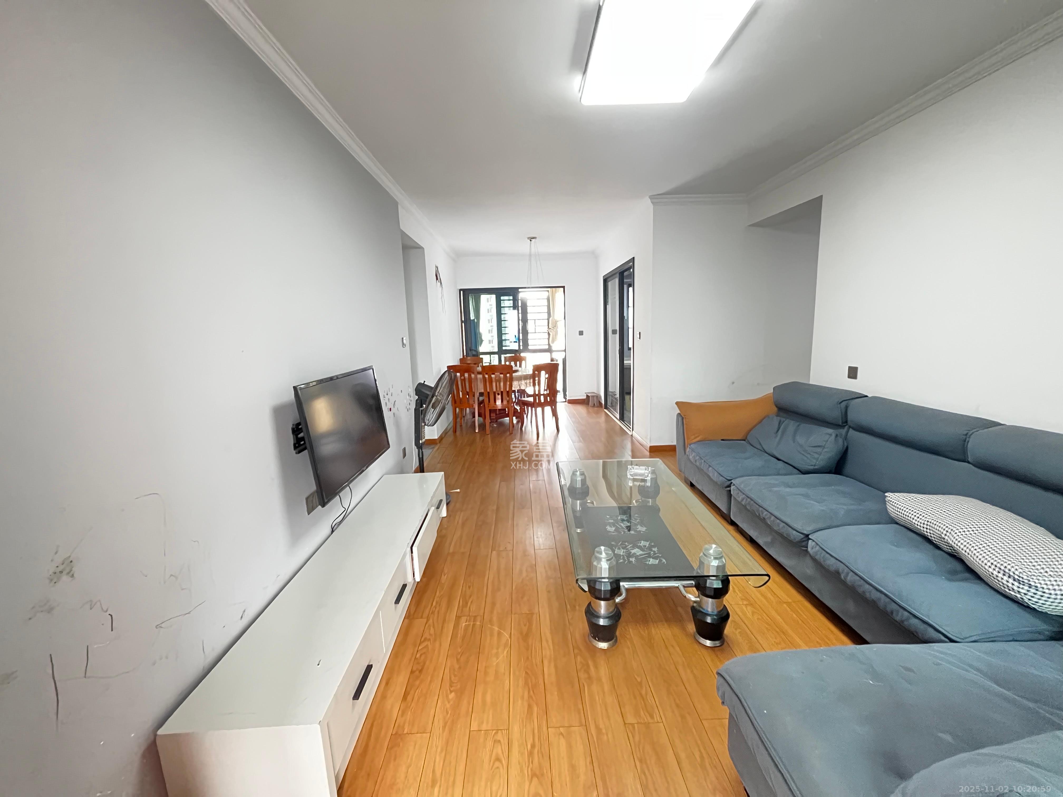 海伦春天  3室2厅2卫    2300.0元/月