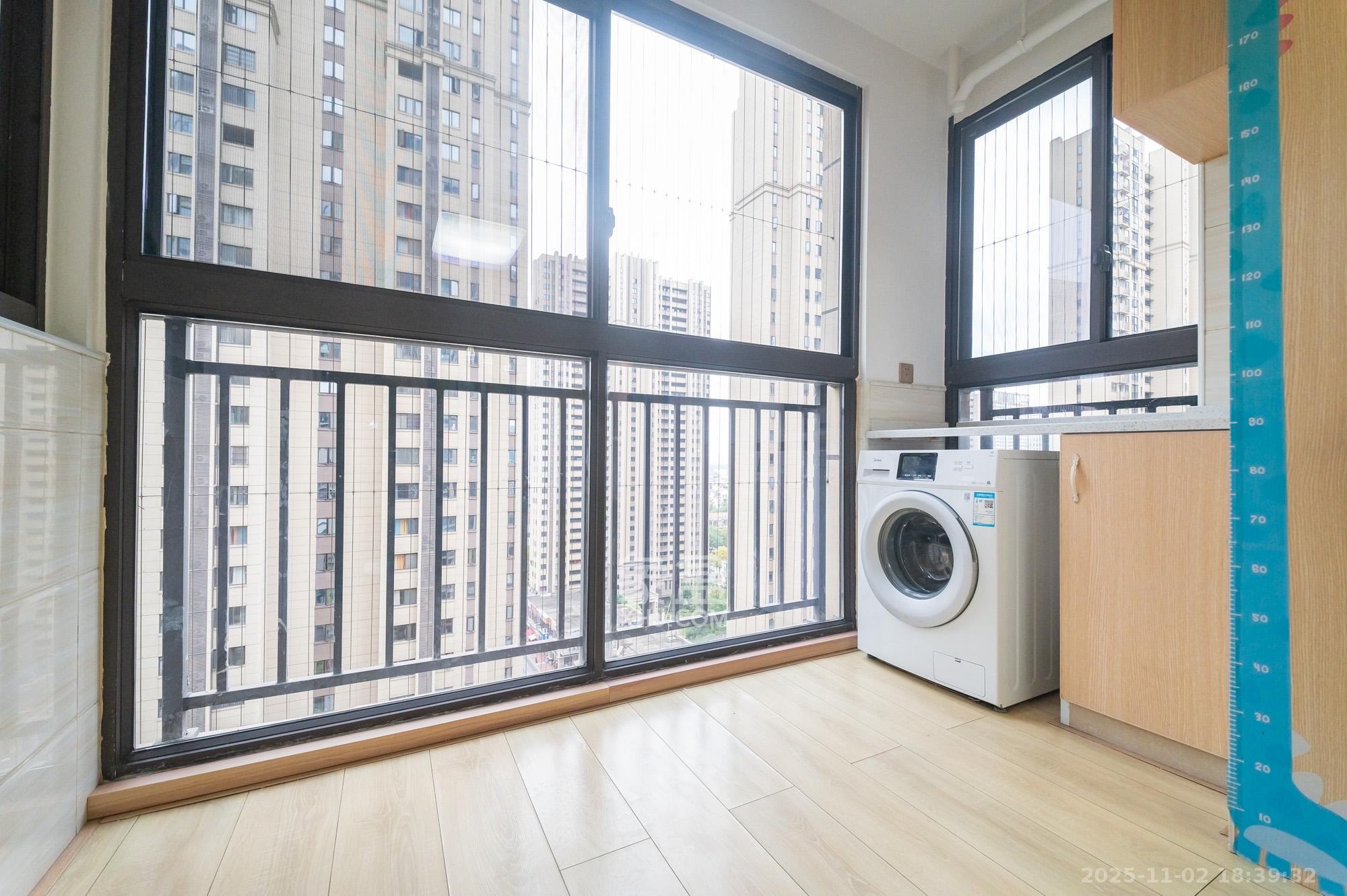 华润置地广场二期  3室2厅2卫    83.8万阳台