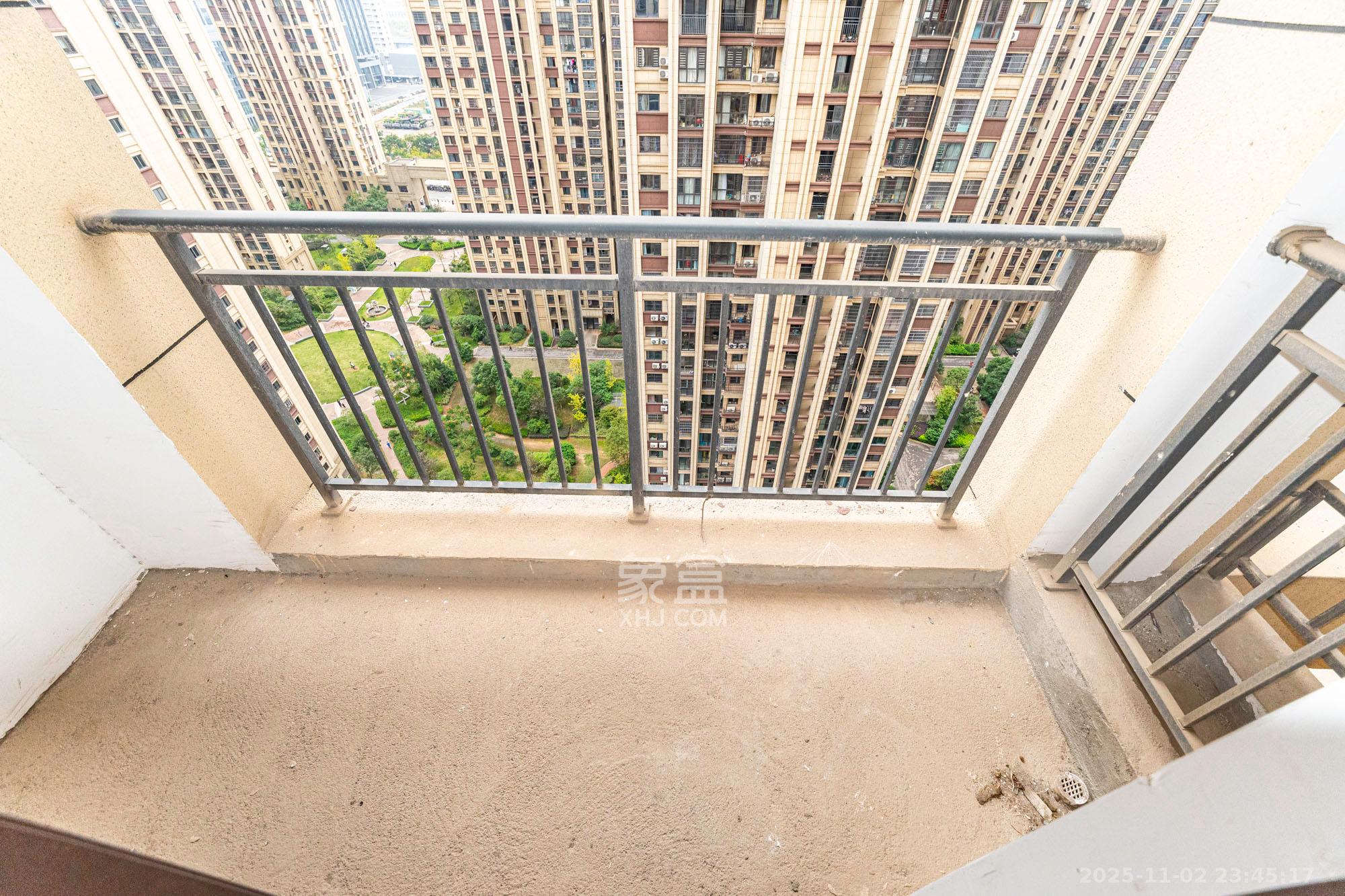 东方美地  4室2厅2卫    68.0万阳台