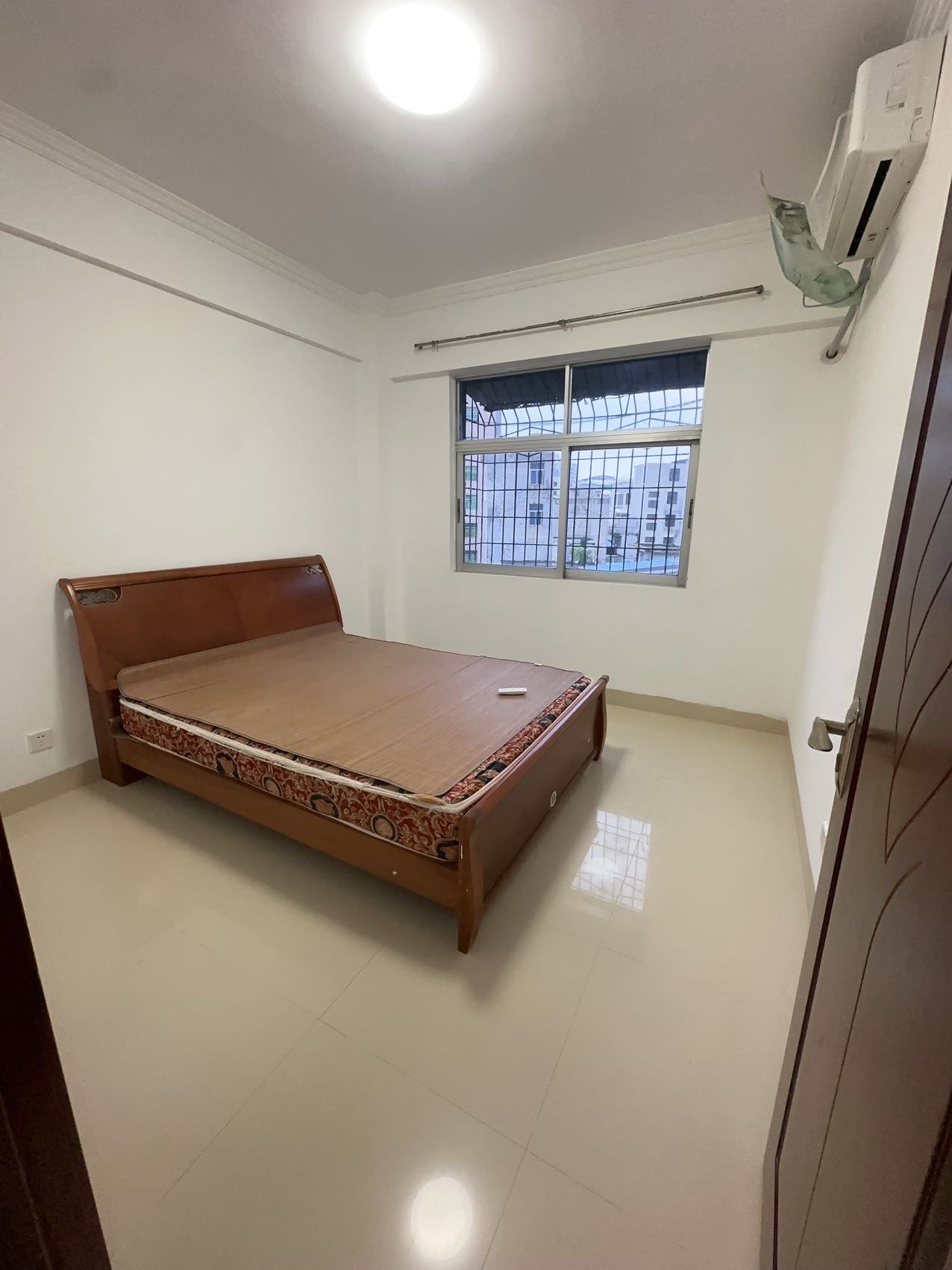 省汽车运输总公司红坎坡住宅区(海府路) 3室2厅1卫 85.0万 省汽车运输总公司红坎坡住宅区(海府路) 3室2厅1卫 85.0万客厅