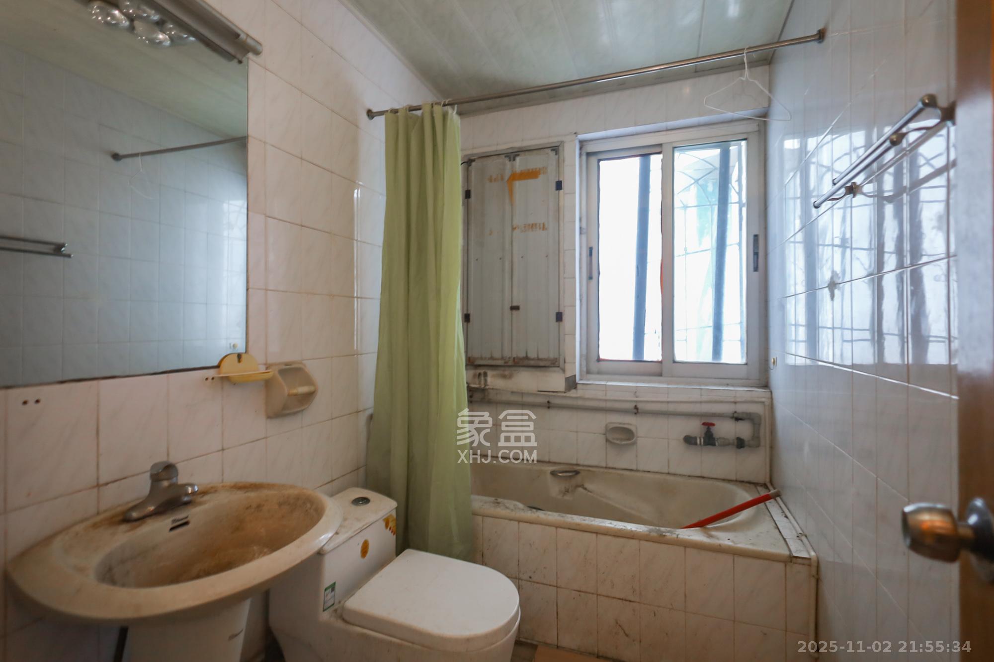 魏家坡机关小区 3室2厅2卫 118.0万 魏家坡机关小区 3室2厅2卫 118.0万卫生间