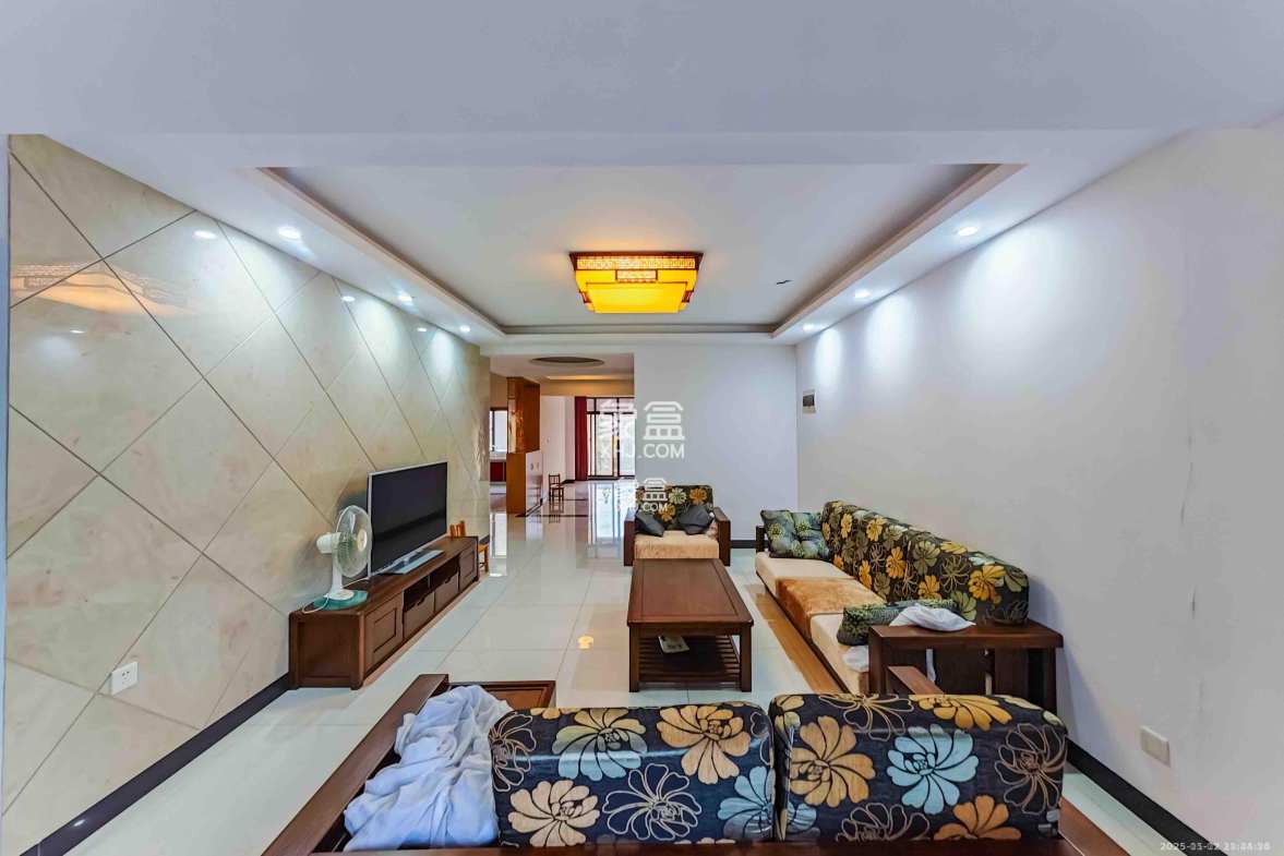 中城丽景香山园 4室2厅2卫 3400.0元/月 中城丽景香山园 4室2厅2卫 3400.0元/月室内图