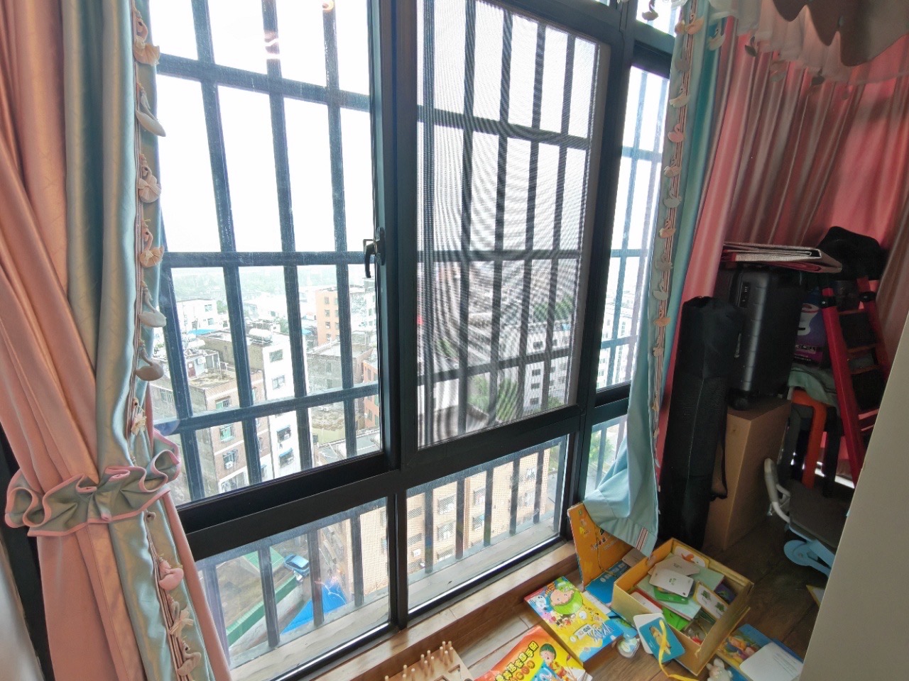 蓝海瑞园  1室0厅0卫    145.0万客厅