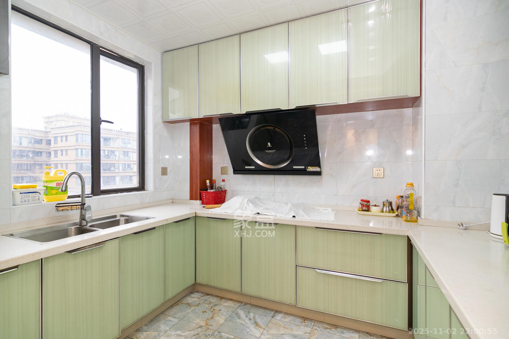 润和长郡(润和紫郡二三期) 5室2厅2卫 125.0万 润和长郡(润和紫郡二三期) 5室2厅2卫 125.0万厨房