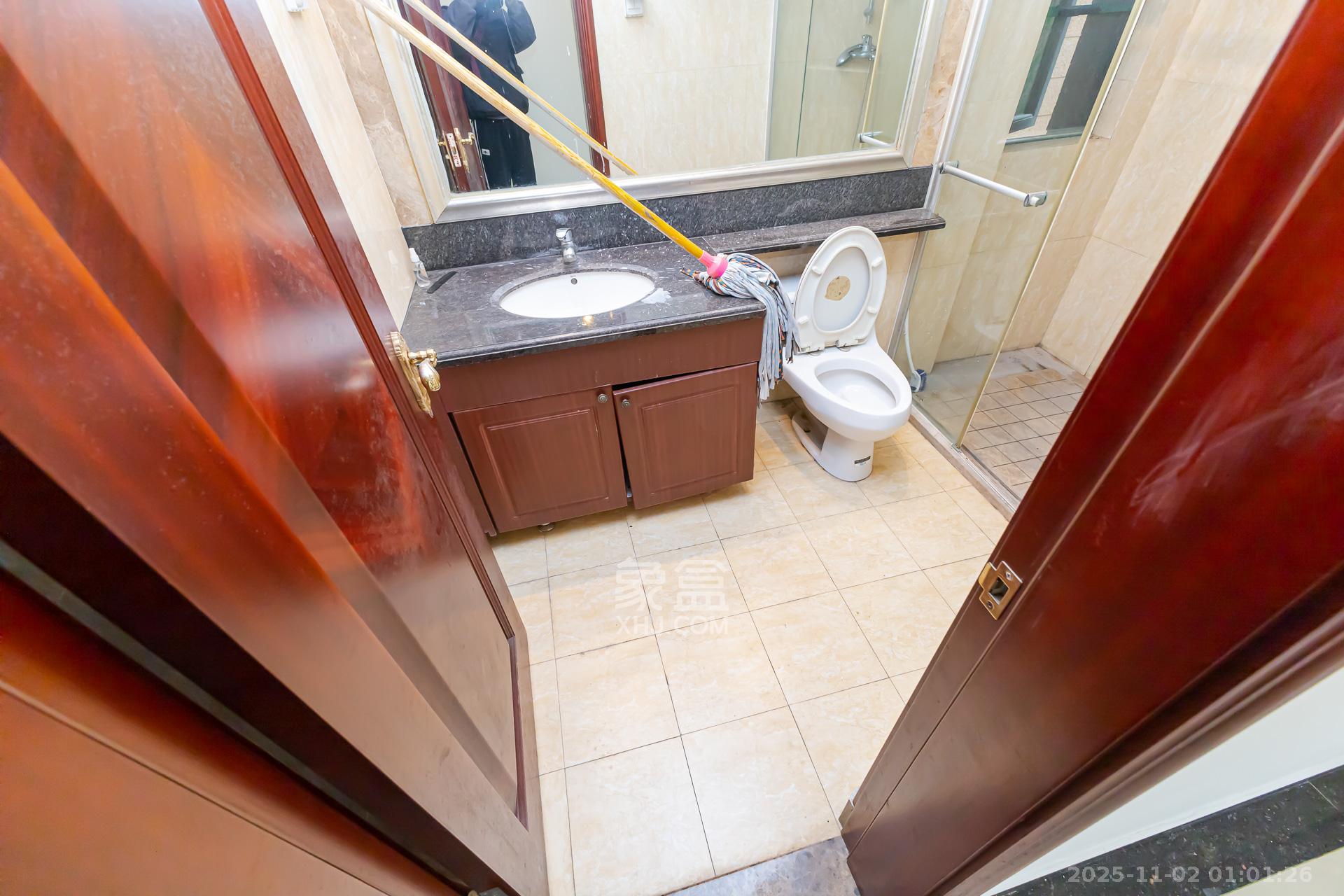 恒大名都  4室2厅4卫    170.8万卫生间