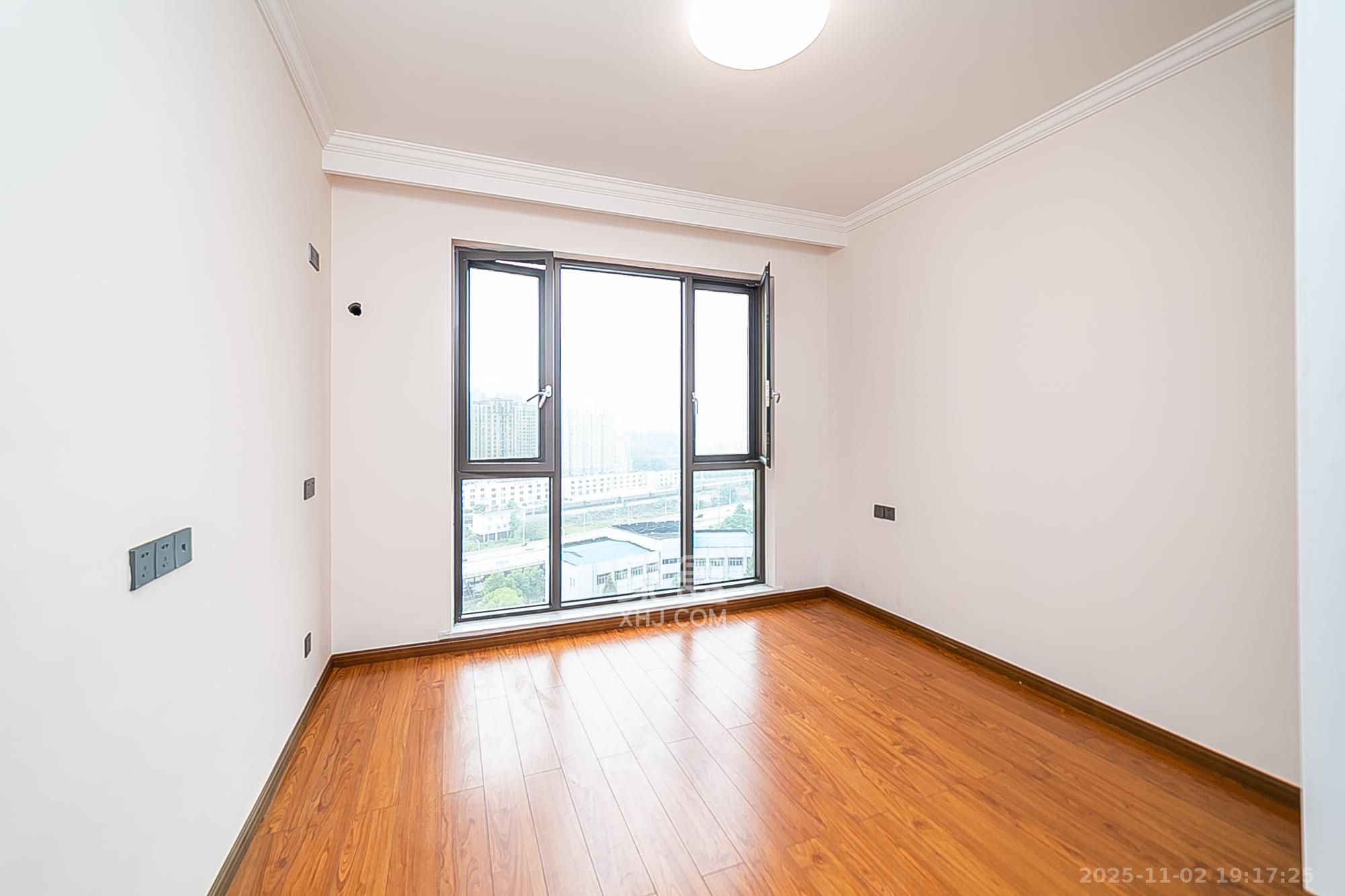 江南华府  3室2厅2卫    88.8万卧室