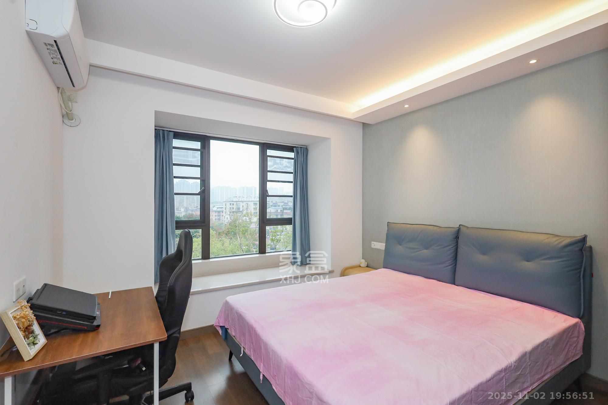 龙湖铂金中心（龙湖春江郦城）  3室2厅2卫    220.0万卧室