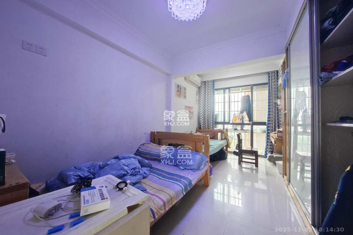 丰园城(鄱阳小区二期) 3室2厅2卫 73.8万 丰园城(鄱阳小区二期) 3室2厅2卫 73.8万卧室