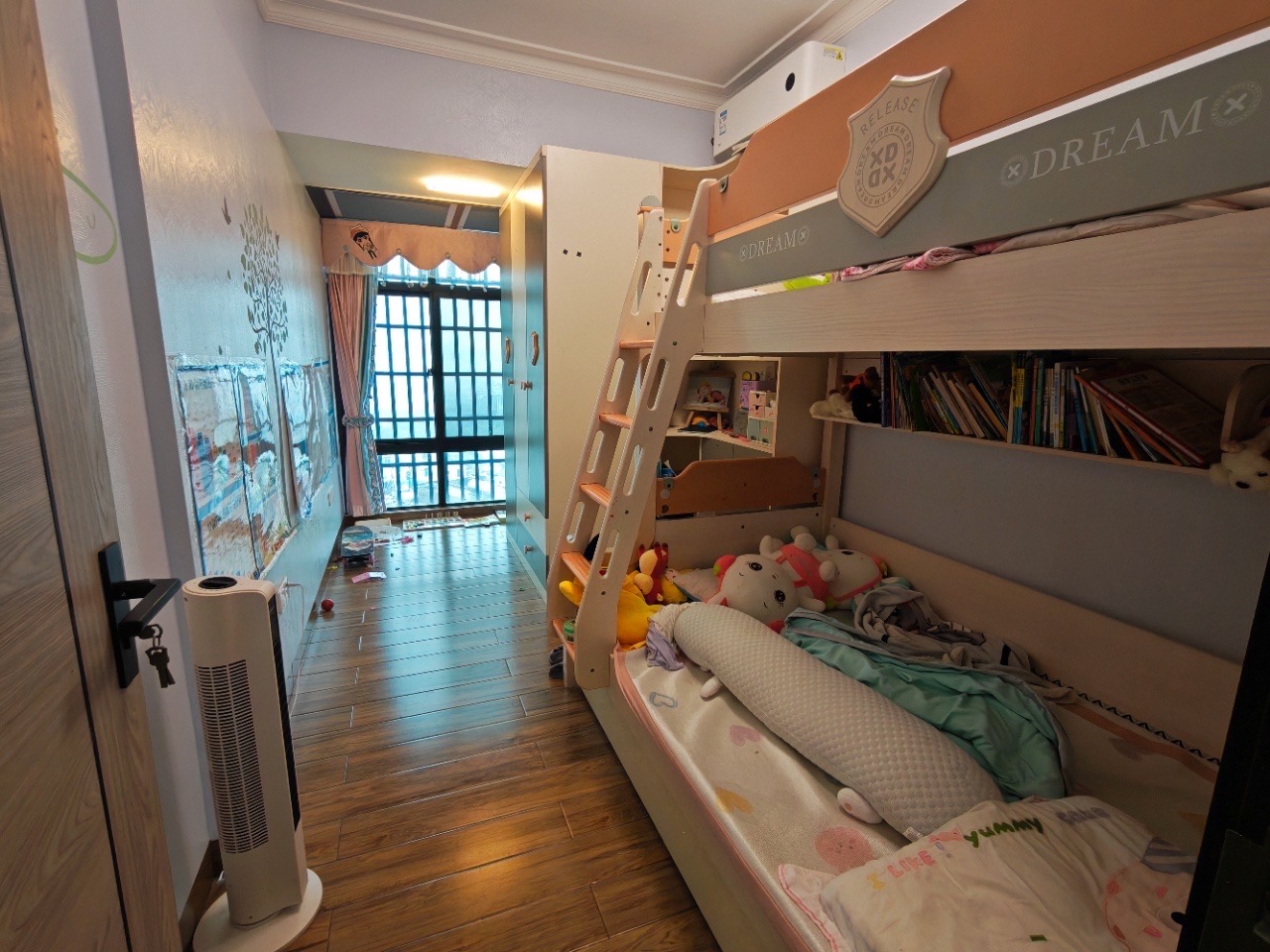 蓝海瑞园  1室0厅0卫    145.0万客厅