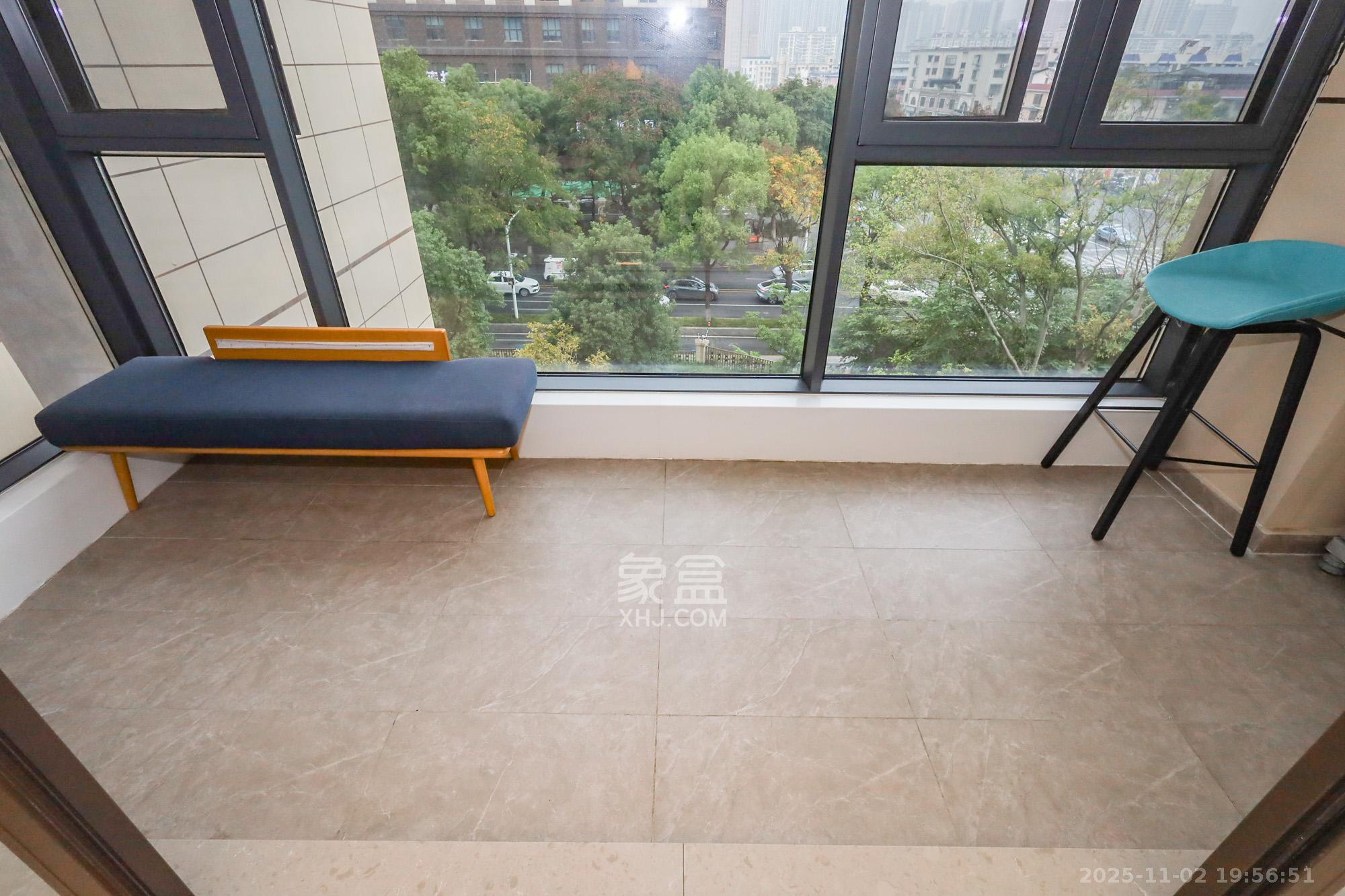 龙湖铂金中心（龙湖春江郦城）  3室2厅2卫    220.0万阳台