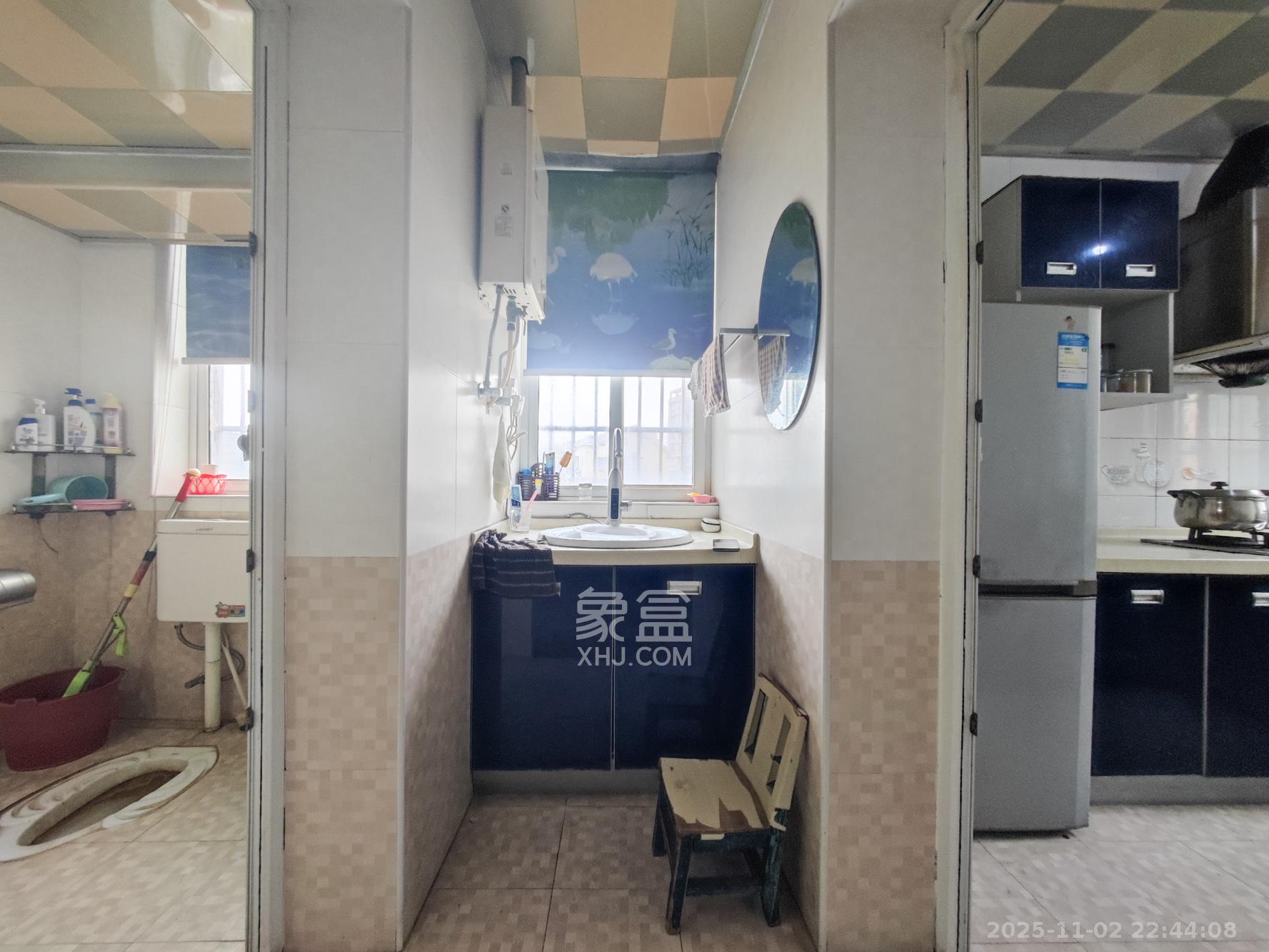 鄱阳小区  2室2厅1卫    41.8万卫生间