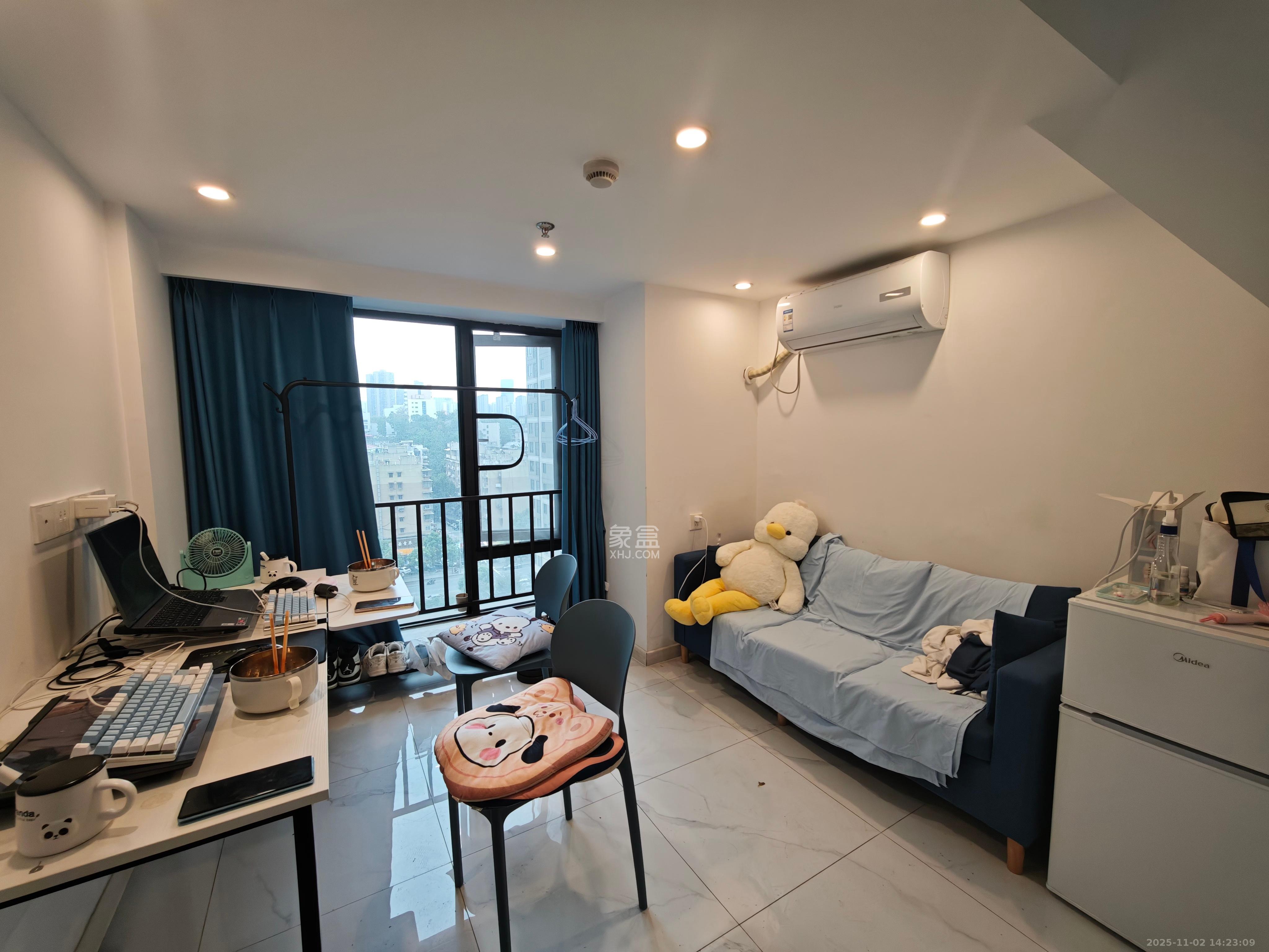 卓越江岸  2室1厅1卫    2500.0元/月室内图