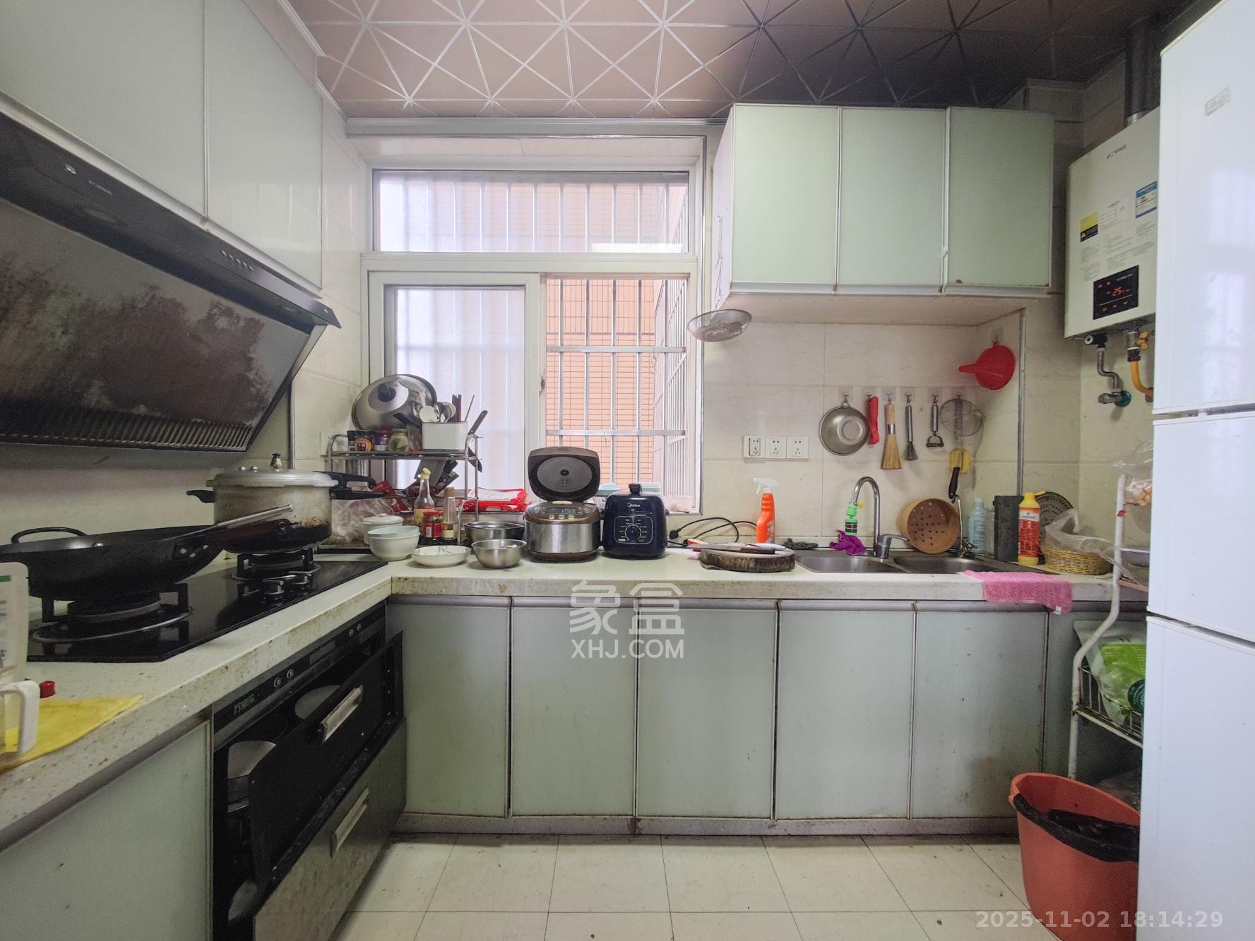 丰园城(鄱阳小区二期) 3室2厅2卫 73.8万 丰园城(鄱阳小区二期) 3室2厅2卫 73.8万厨房