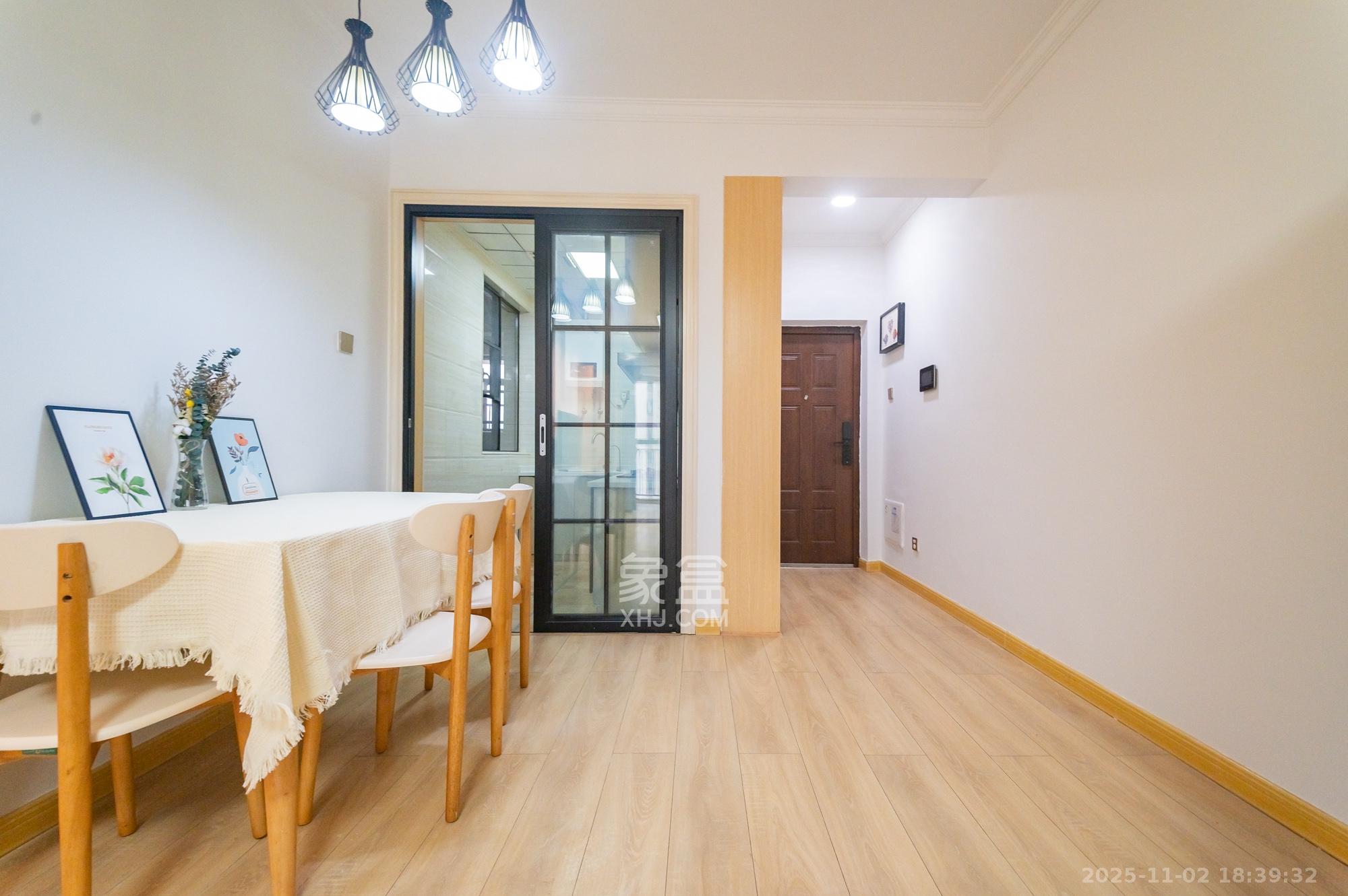 华润置地广场二期  3室2厅2卫    83.8万客厅