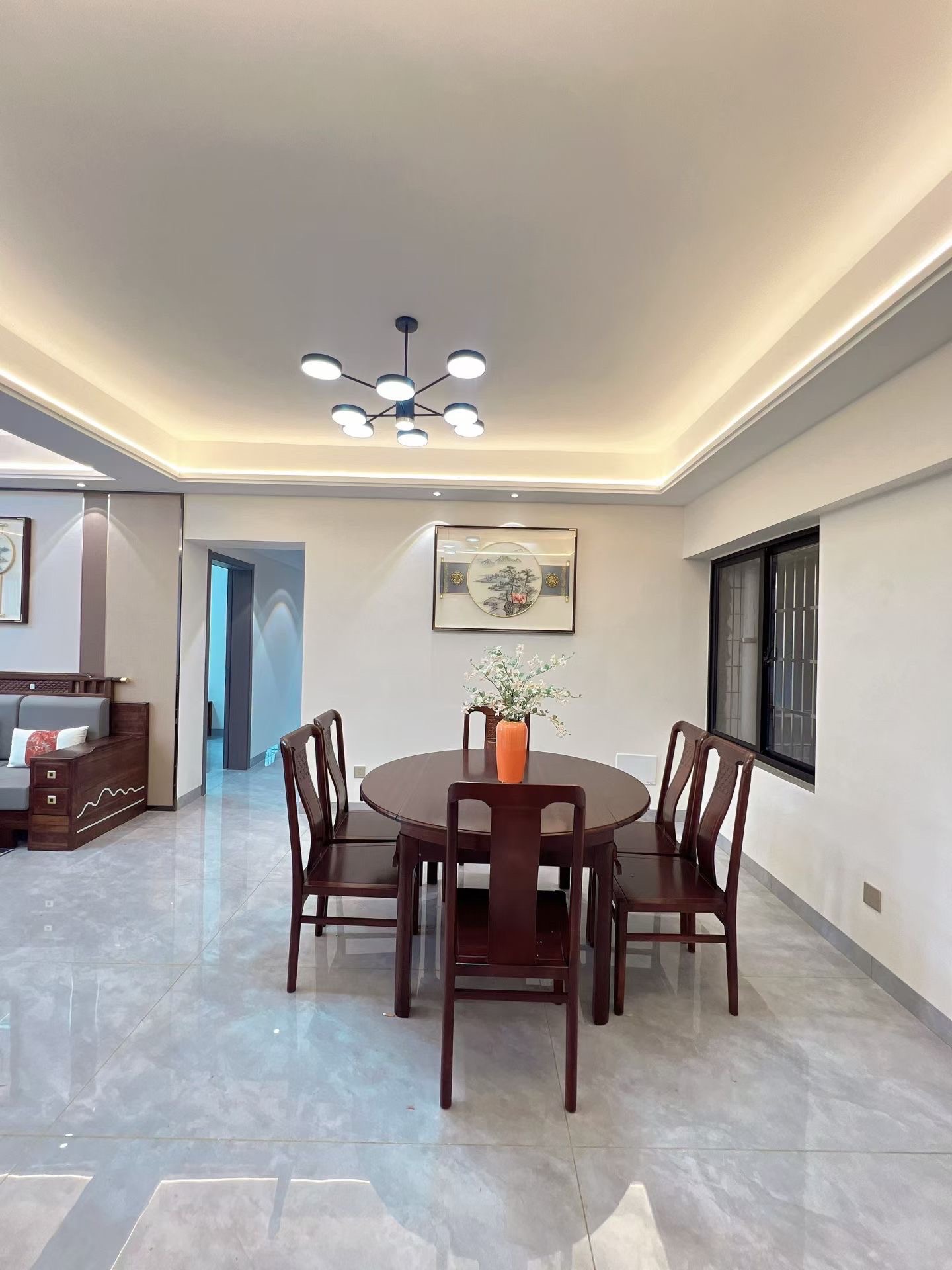 国贸大厦  3室2厅2卫    119.0万客厅