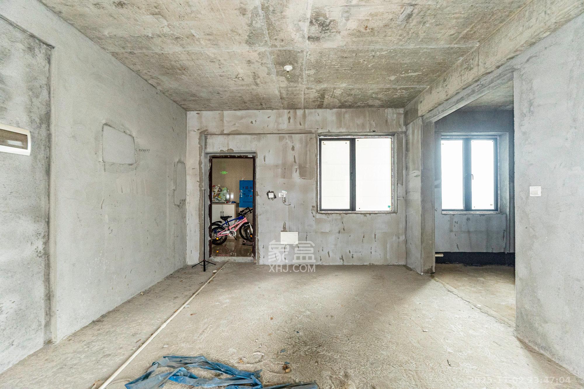 财汇新天地(财汇商务广场) 4室2厅2卫 79.8万 财汇新天地(财汇商务广场) 4室2厅2卫 79.8万客厅