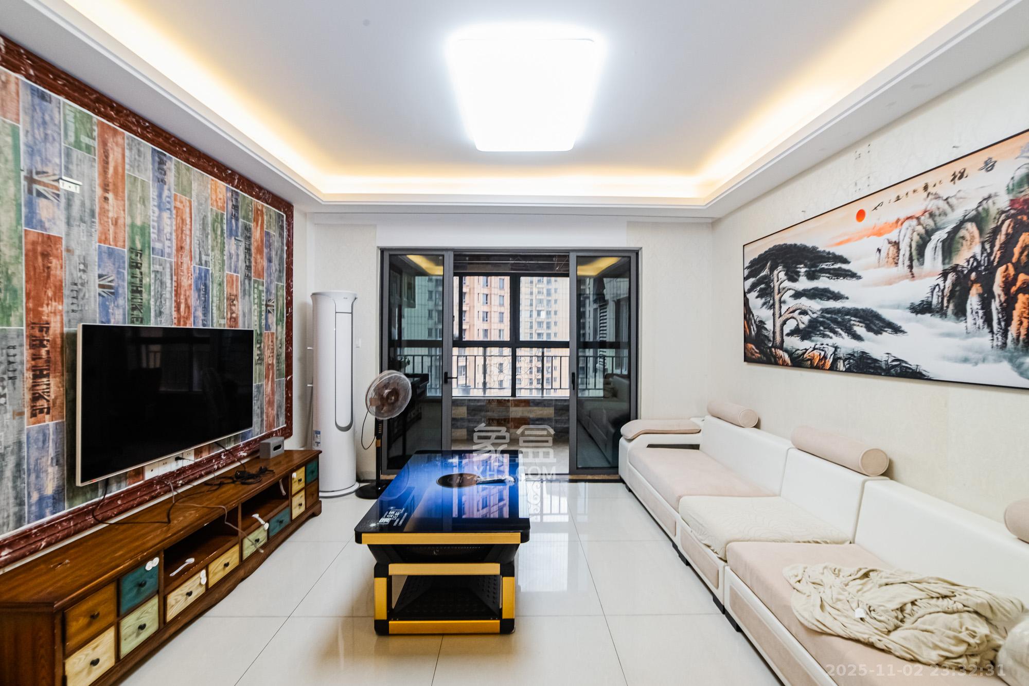 珠江郦城薰衣道 4室2厅2卫 138.0万 珠江郦城薰衣道 4室2厅2卫 138.0万客厅