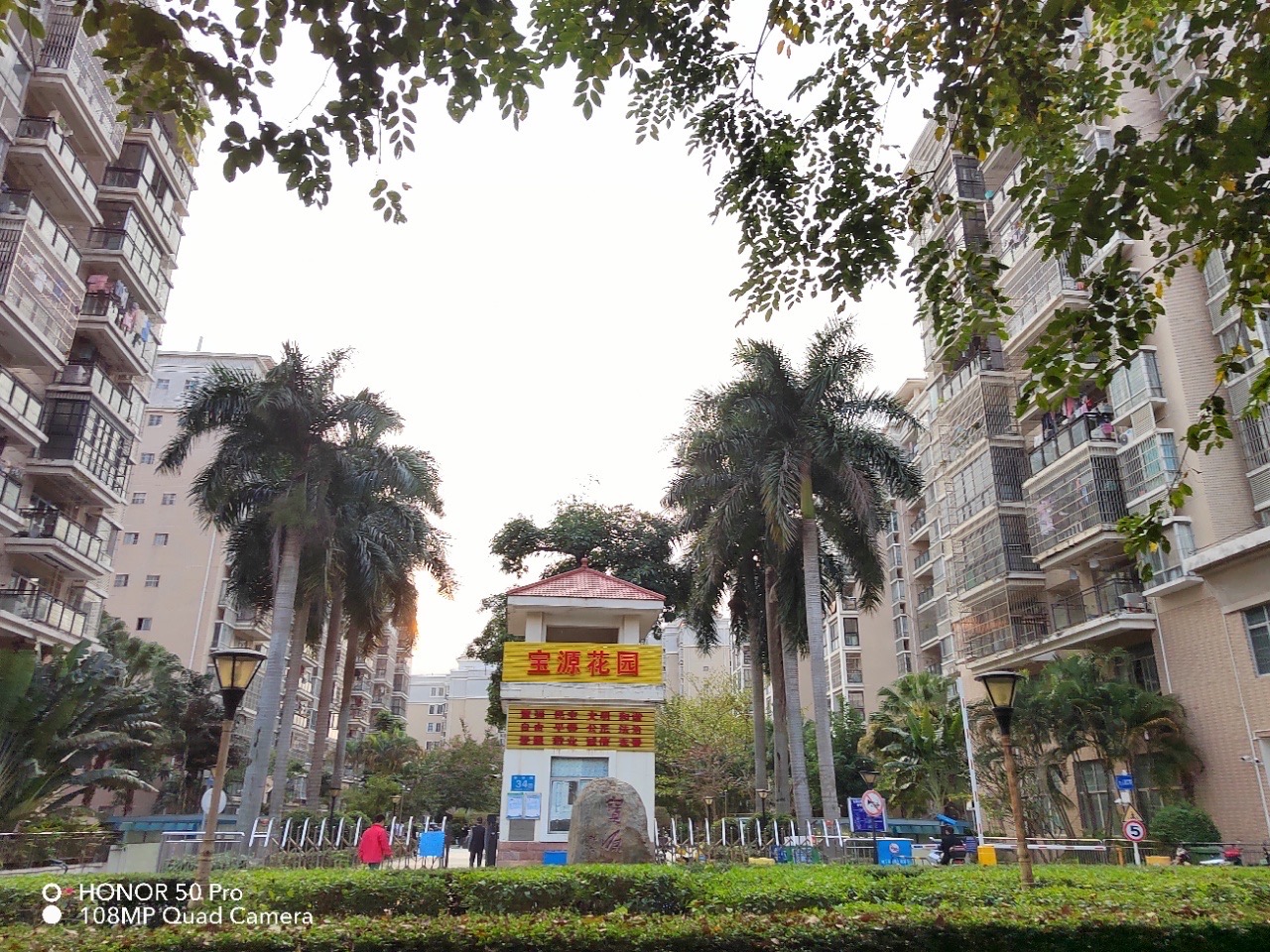 宝源花园  3室2厅2卫    165.0万客厅