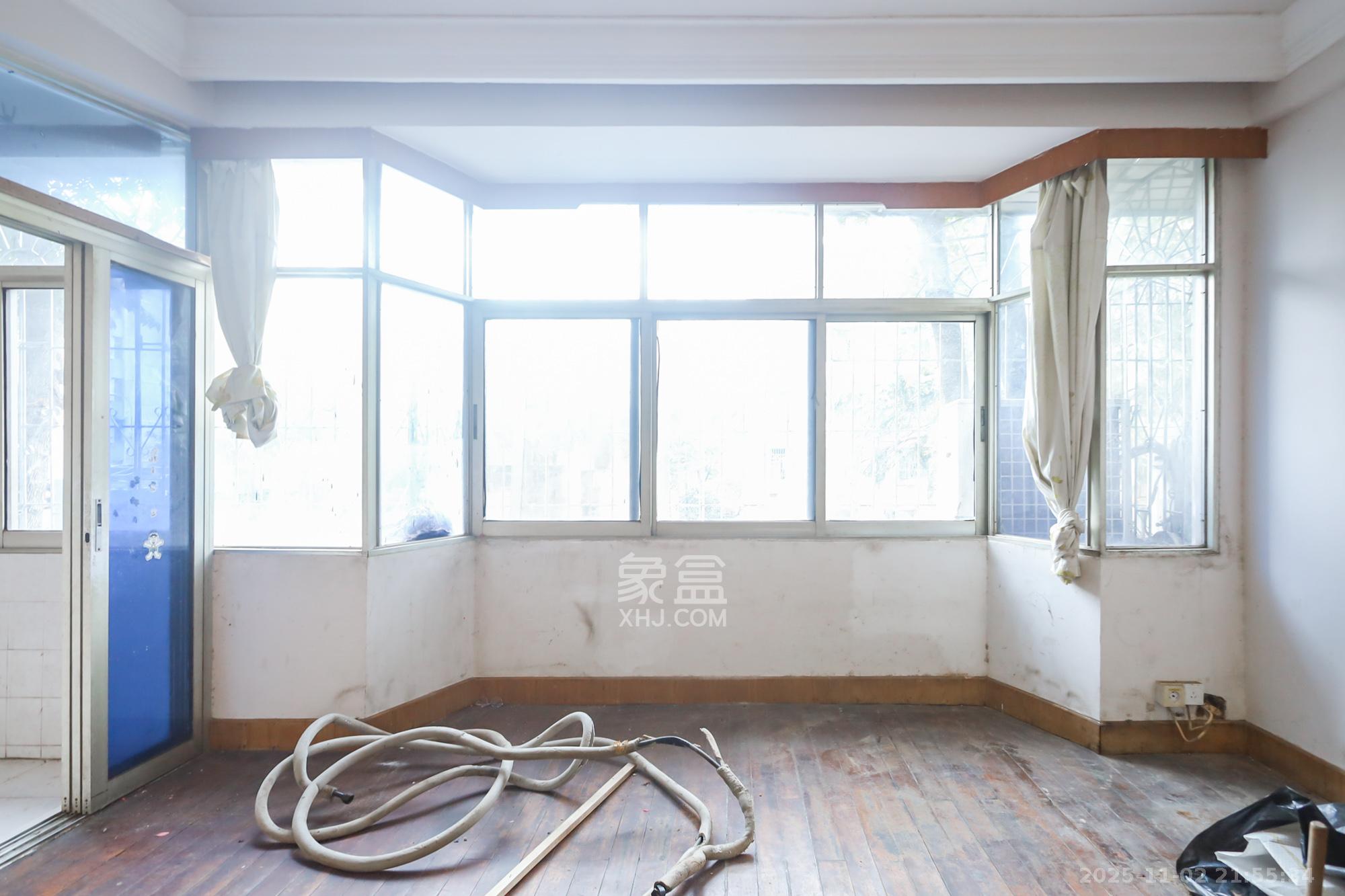 魏家坡机关小区 3室2厅2卫 118.0万 魏家坡机关小区 3室2厅2卫 118.0万阳台