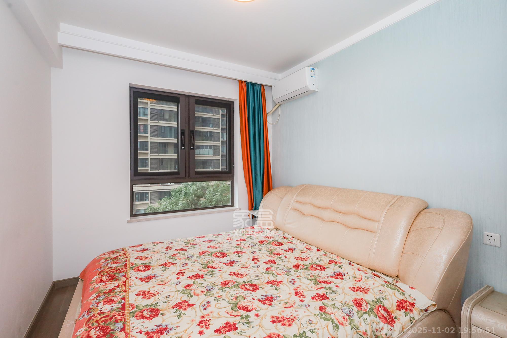 龙湖铂金中心（龙湖春江郦城）  3室2厅2卫    220.0万卧室