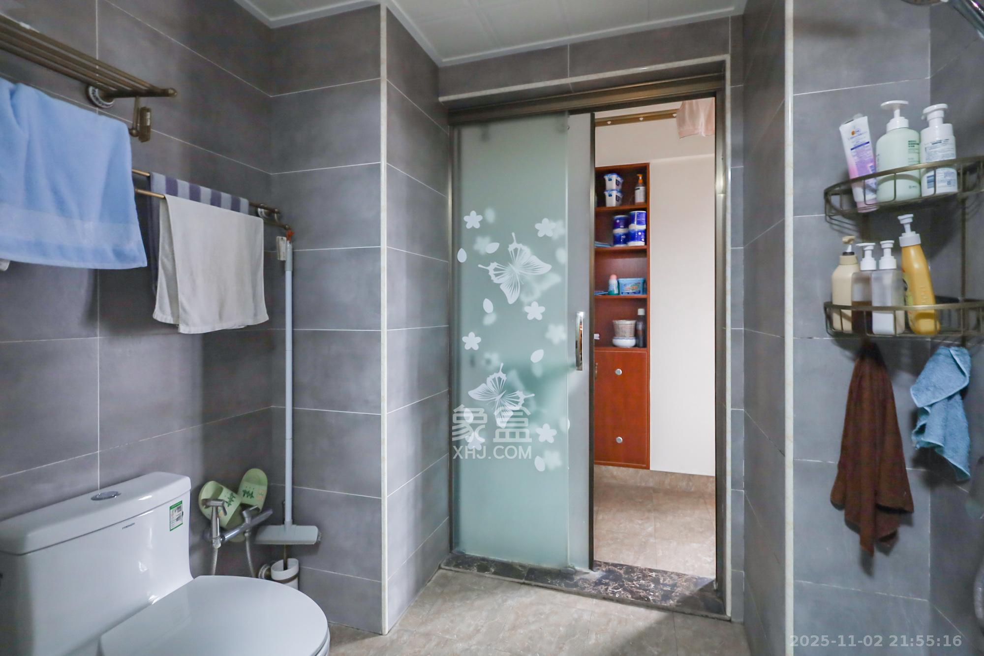 世茂铂翠湾二期  4室2厅2卫    218.0万卫生间