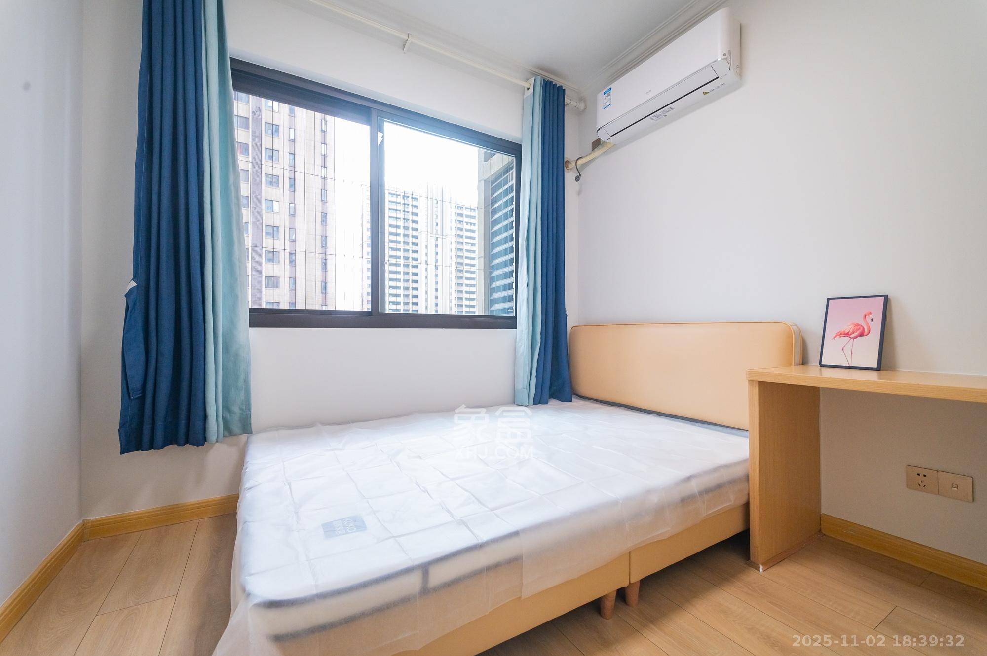 华润置地广场二期  3室2厅2卫    83.8万卧室