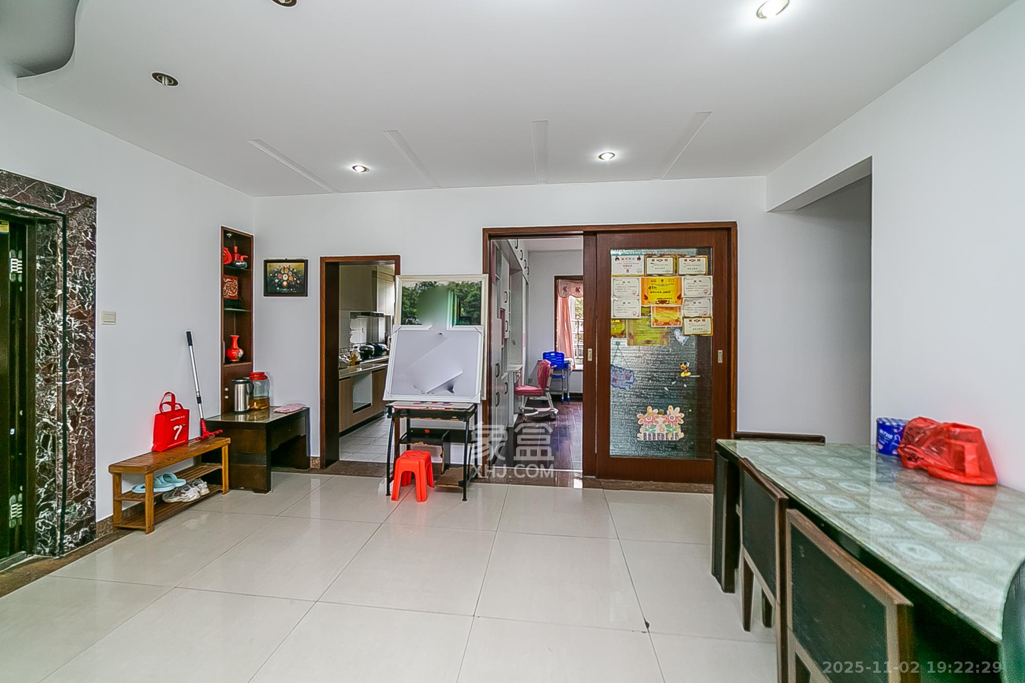 华银园  3室2厅2卫    103.0万客厅