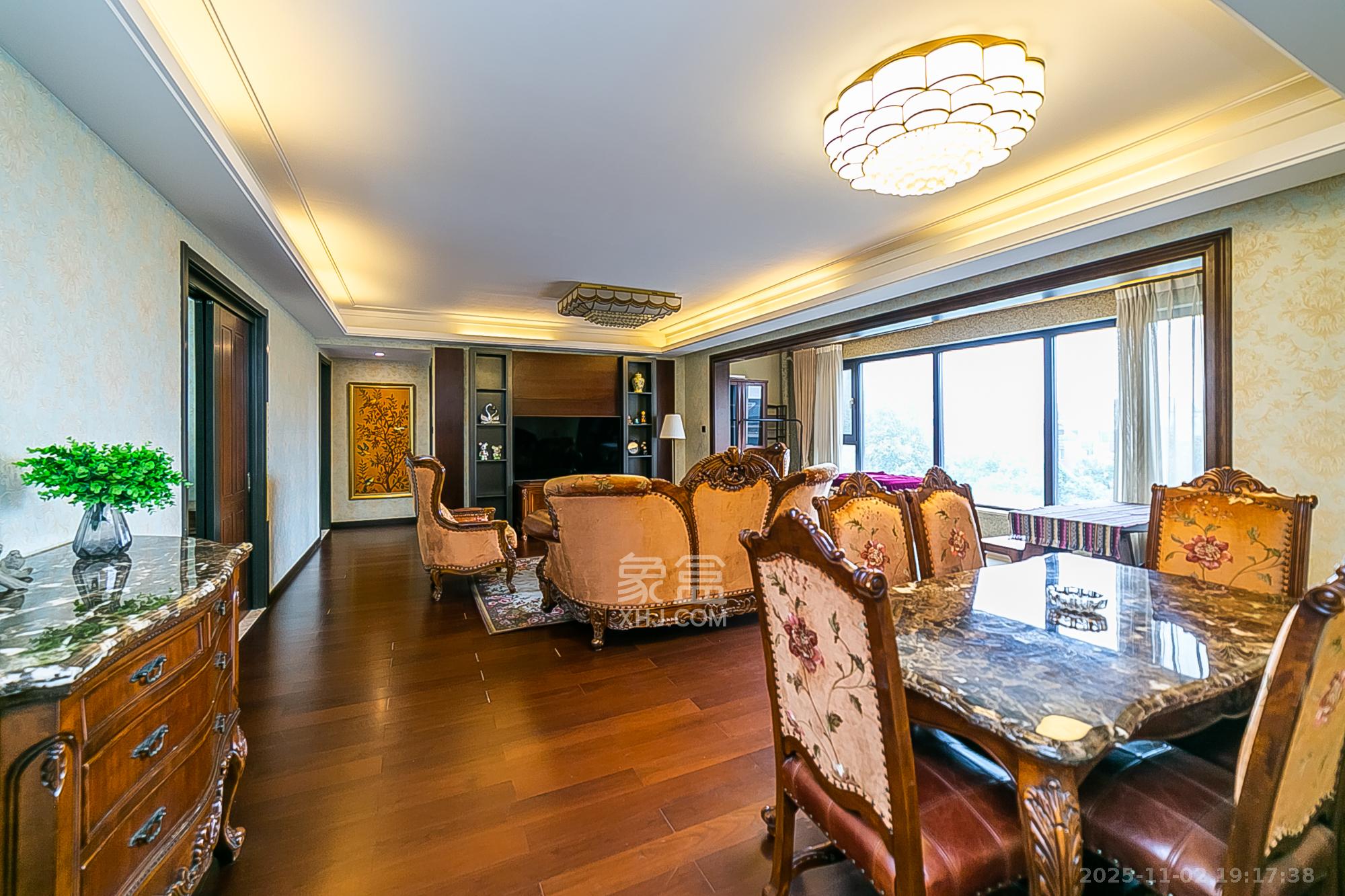 万科紫台 4室2厅2卫 280.0万 万科紫台 4室2厅2卫 280.0万客厅