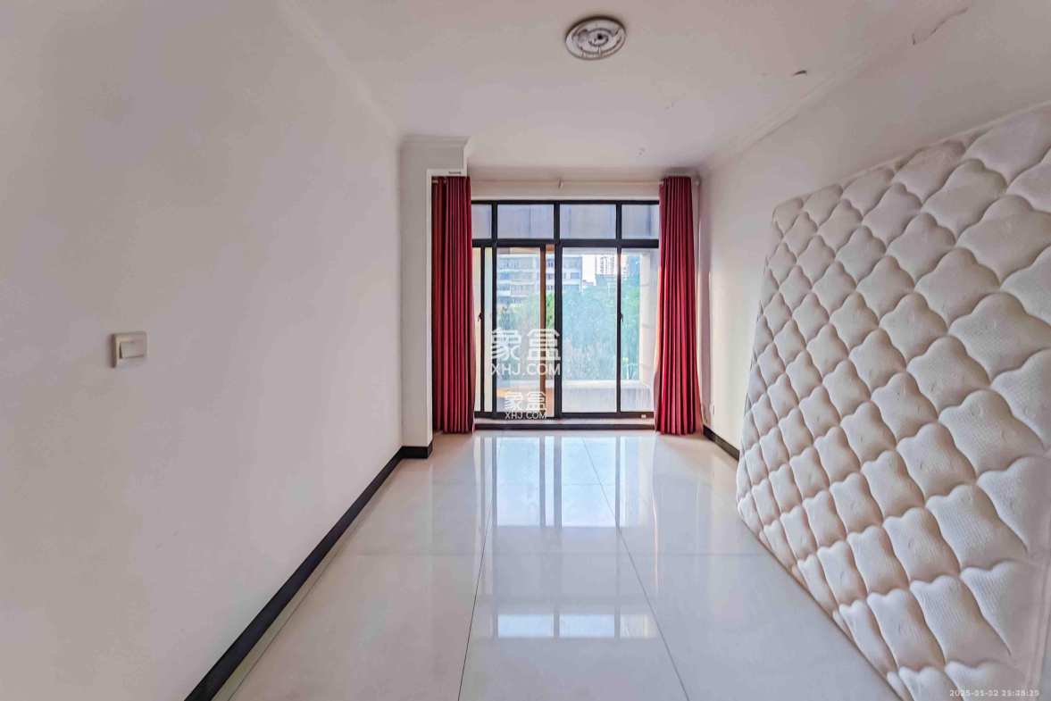 中城丽景香山园 4室2厅2卫 3400.0元/月 中城丽景香山园 4室2厅2卫 3400.0元/月室内图