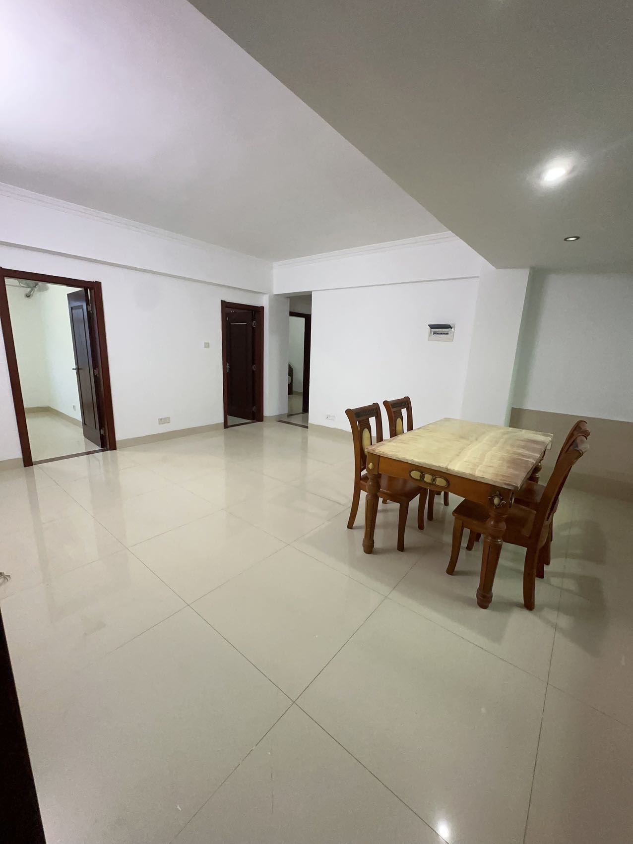 省汽车运输总公司红坎坡住宅区(海府路) 3室2厅1卫 85.0万 省汽车运输总公司红坎坡住宅区(海府路) 3室2厅1卫 85.0万客厅