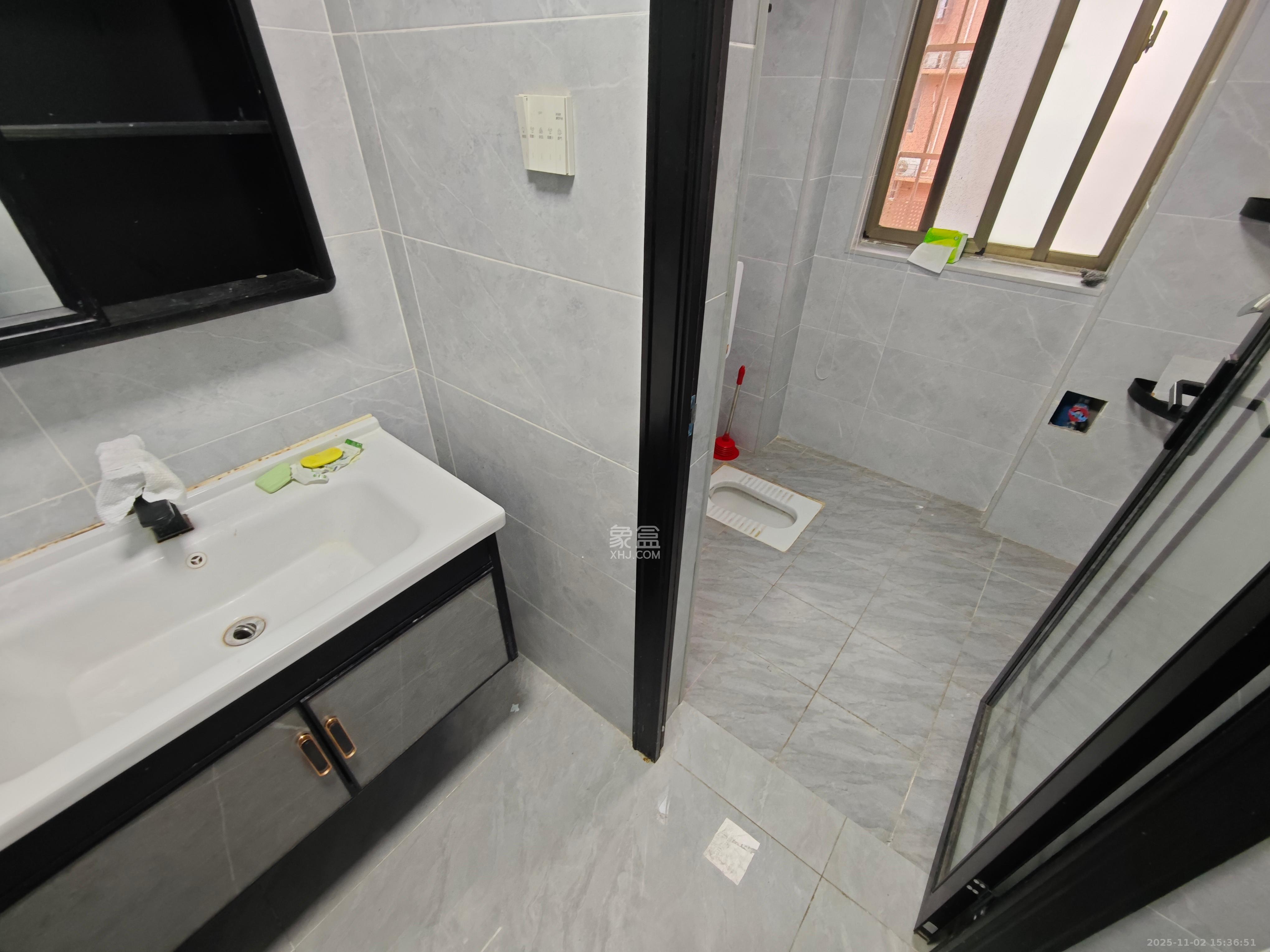 谷峰小区  3室2厅2卫    2000.0元/月室内图