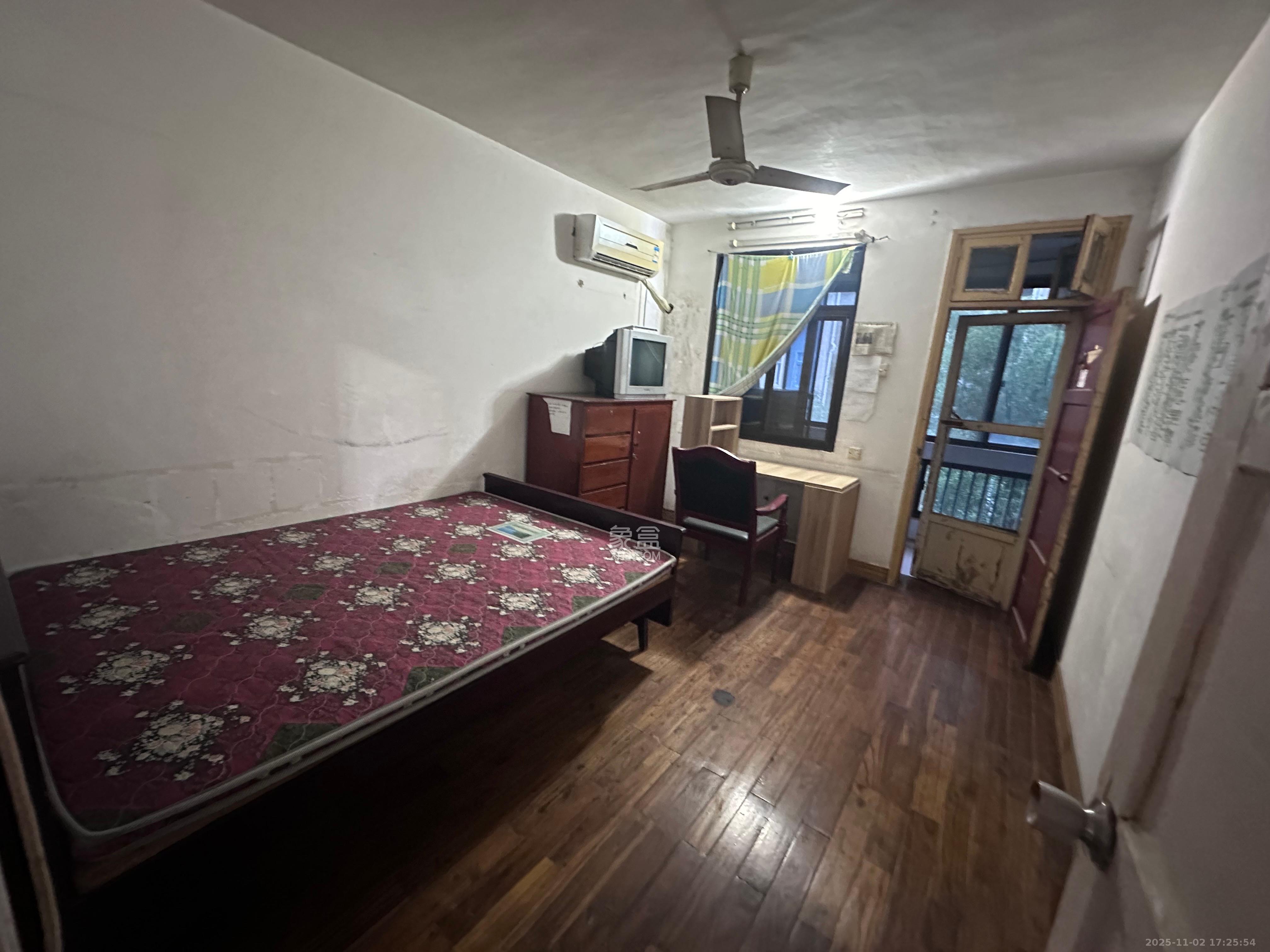 便河边散盘  3室2厅2卫    2500.0元/月