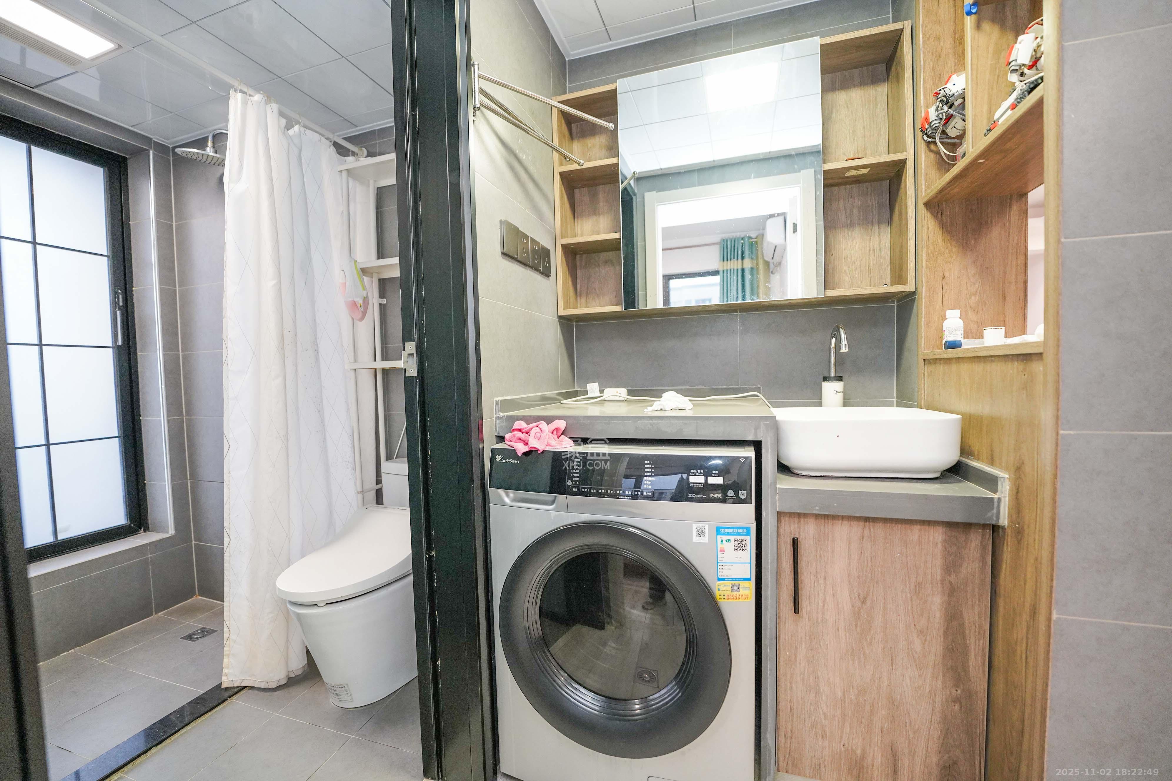 绿地新都会 3室2厅2卫 85.0万 绿地新都会 3室2厅2卫 85.0万卫生间