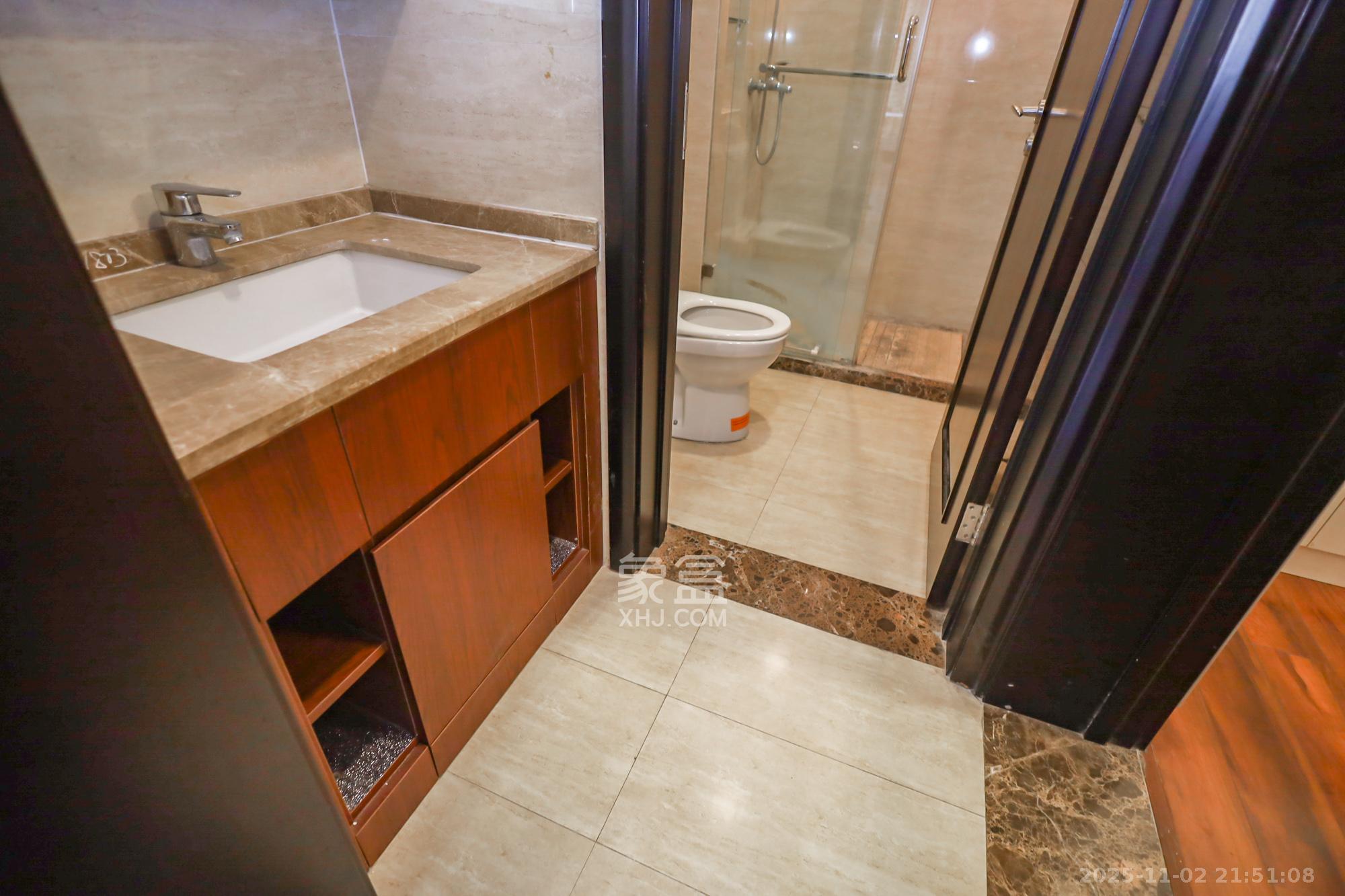 绿地中央广场 3室2厅1卫 100.0万 绿地中央广场 3室2厅1卫 100.0万卫生间