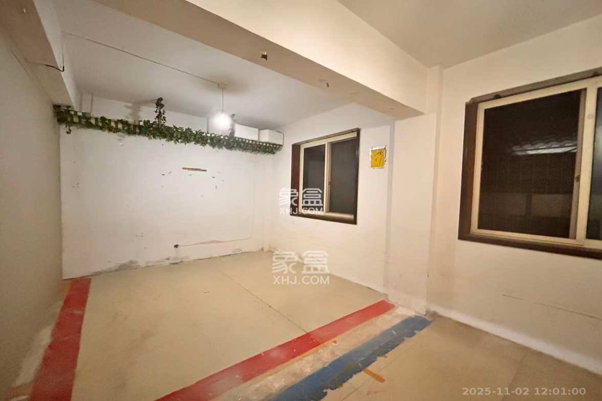 湖开小区(湖南开关厂宿舍)/南大桥社区 6室2厅1卫 3300.0元/月 湖开小区(湖南开关厂宿舍)/南大桥社区 6室2厅1卫 3300.0元/月室内图