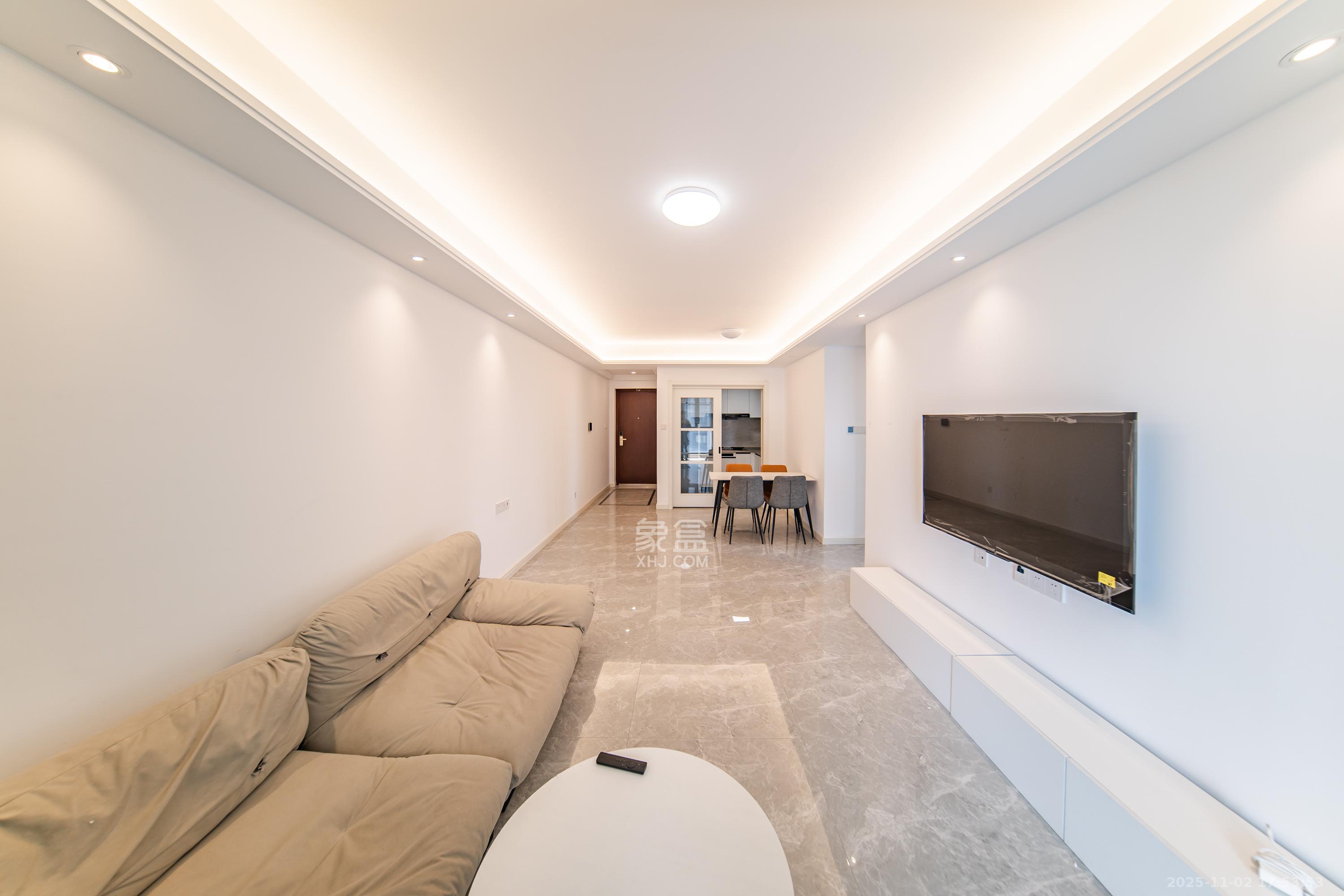 万科金色梦想C区  3室2厅2卫    120.0万客厅