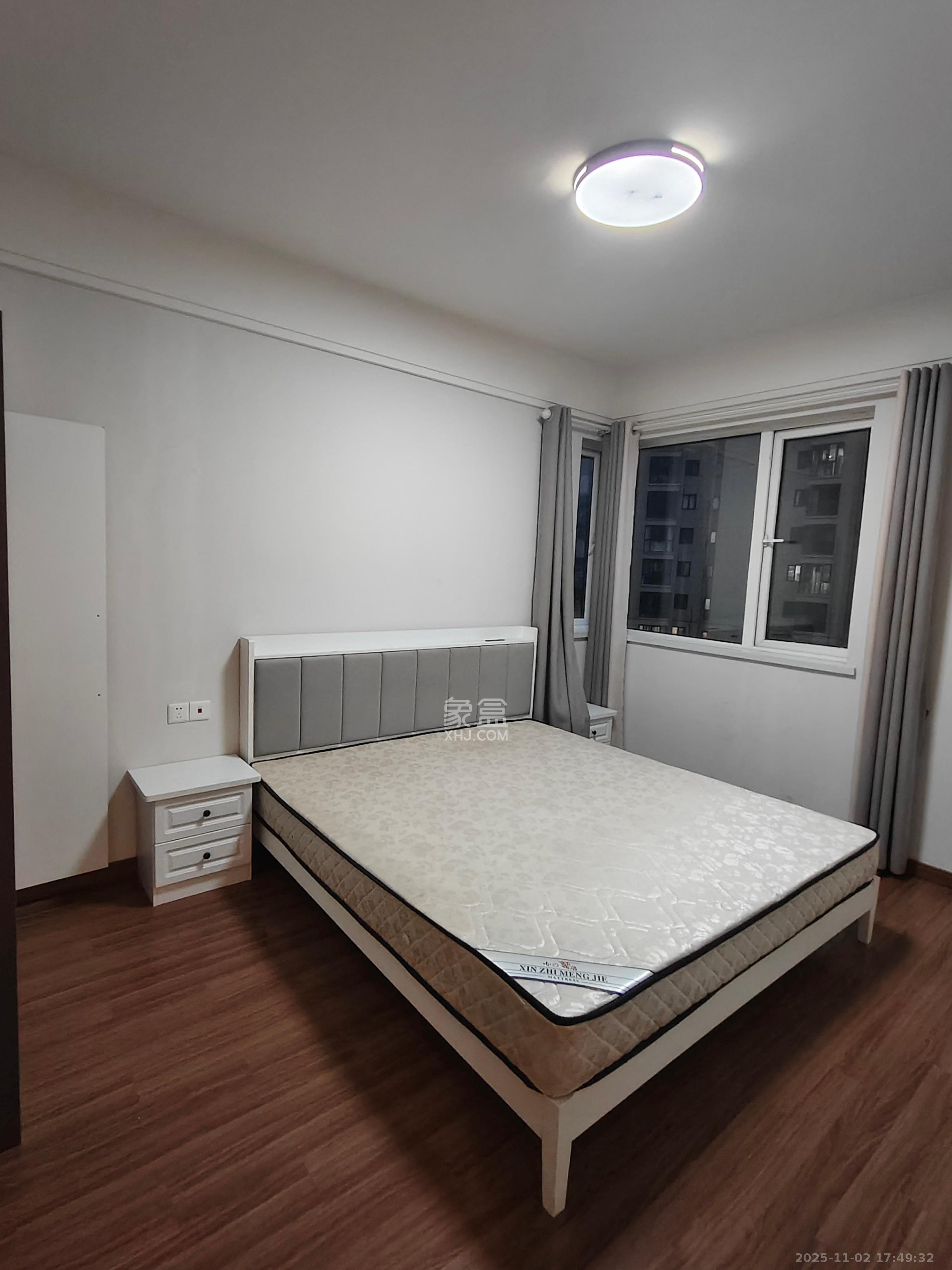 保利香槟国际  3室2厅1卫    2300.0元/月室内图