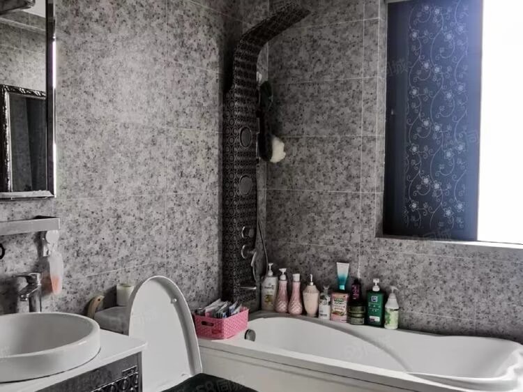 椰岛广场  2室2厅2卫    4500.0元/月 椰岛广场  2室2厅2卫    4500.0元/月室内图