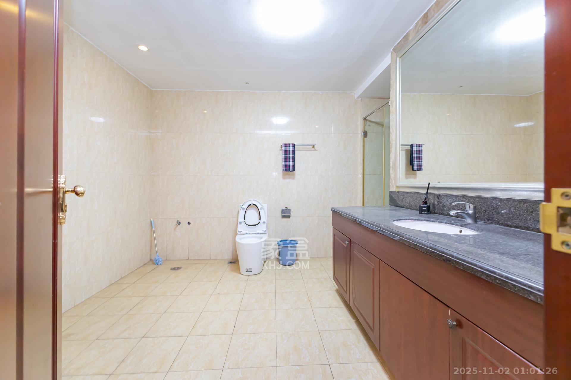 恒大名都  4室2厅4卫    170.8万卫生间