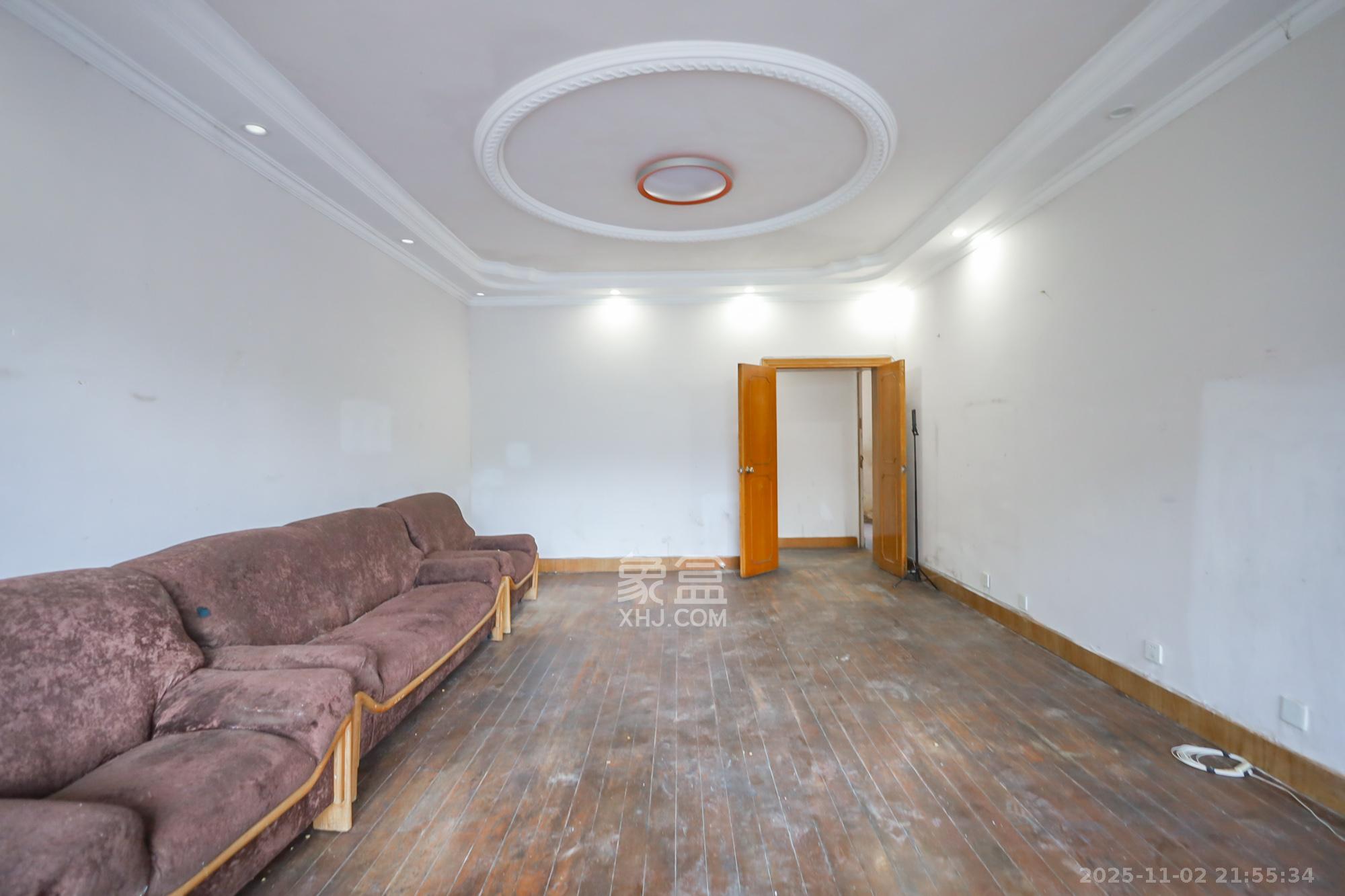 魏家坡机关小区 3室2厅2卫 118.0万 魏家坡机关小区 3室2厅2卫 118.0万客厅