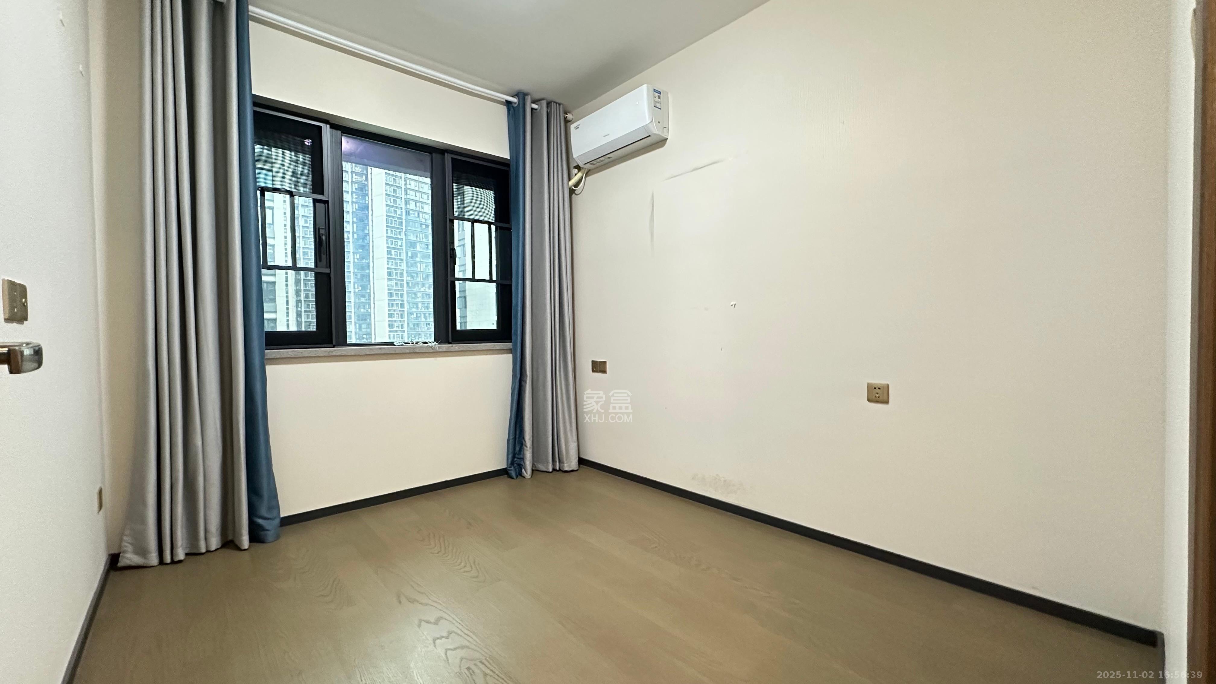 中海阅麓山二期  4室2厅2卫    3500.0元/月室内图