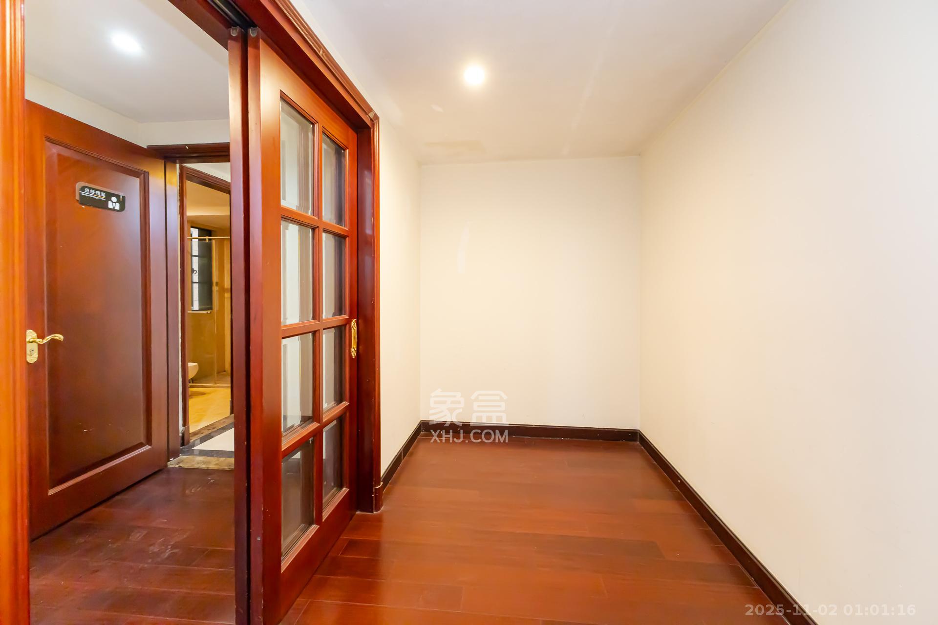 恒大名都  4室2厅4卫    170.8万卧室