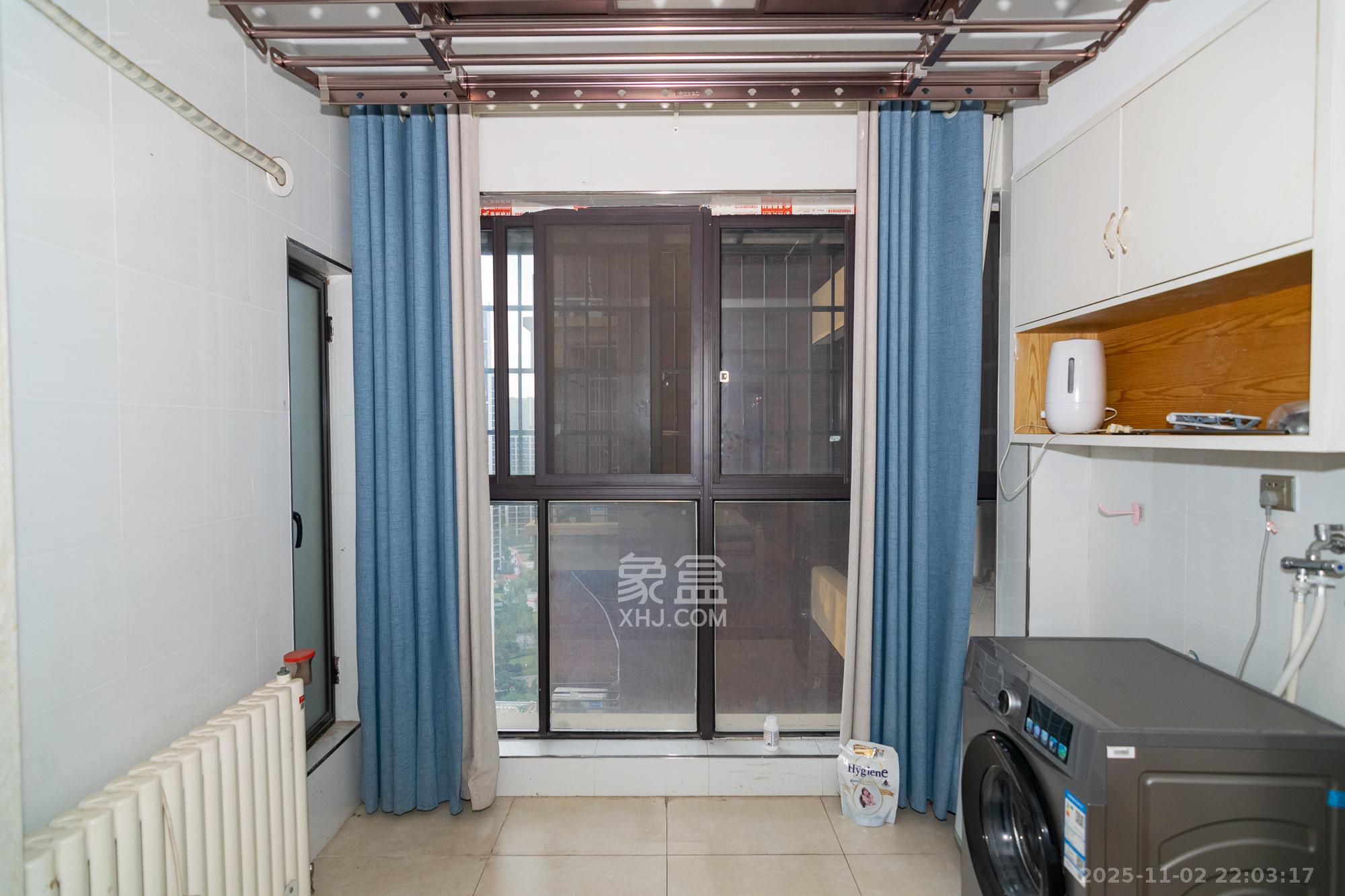 新城国际花都  3室2厅1卫    63.8万阳台