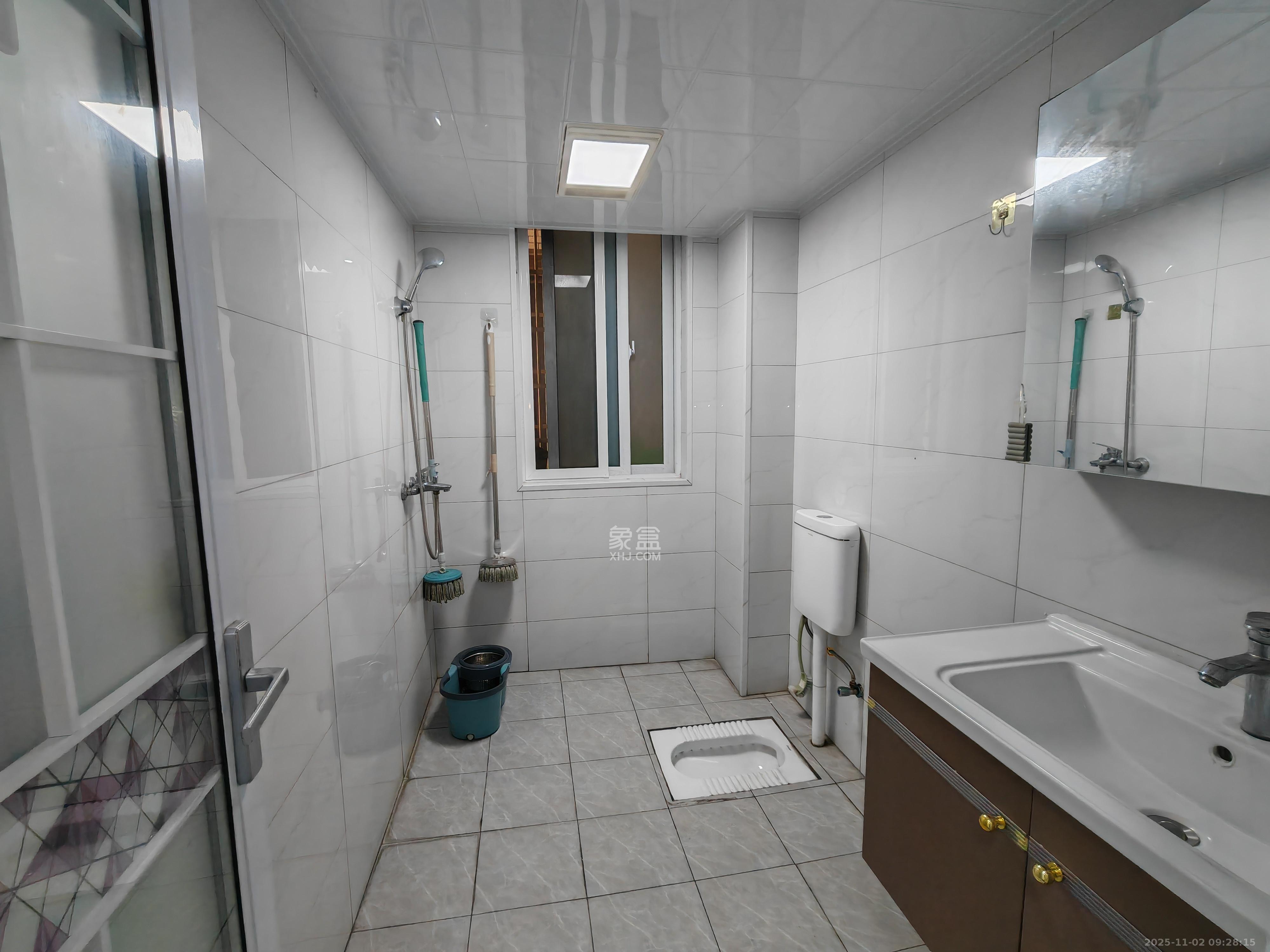 谷山庭院二期  3室1厅2卫    2100.0元/月室内图